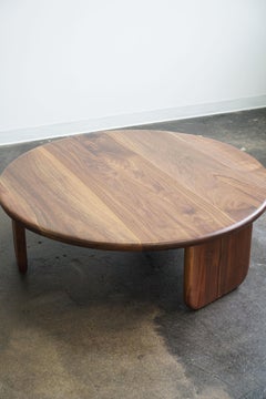 Moderner couchtisch "Organic Round" von Last Workshop, Nussbaum