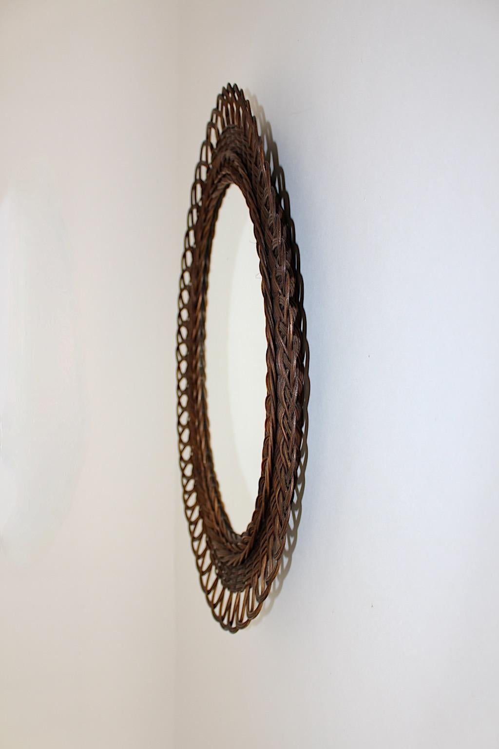 Organique Miroir mural ovale rustique organique tressé Sunburst, Autriche, années 1970 en vente