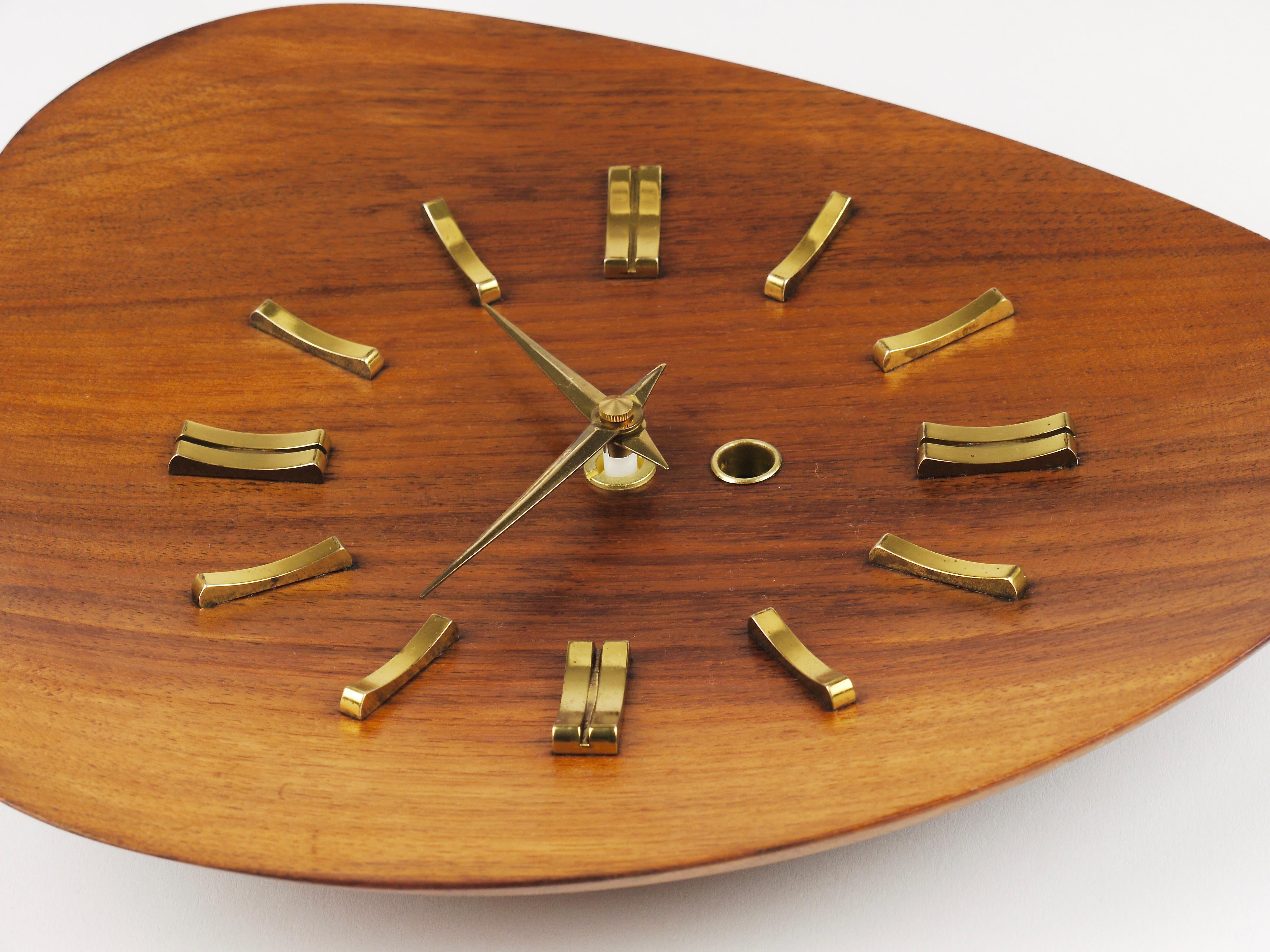 Reloj de pared orgánico escandinavo moderno de mediados de siglo, teca y latón, años 50 en venta 4