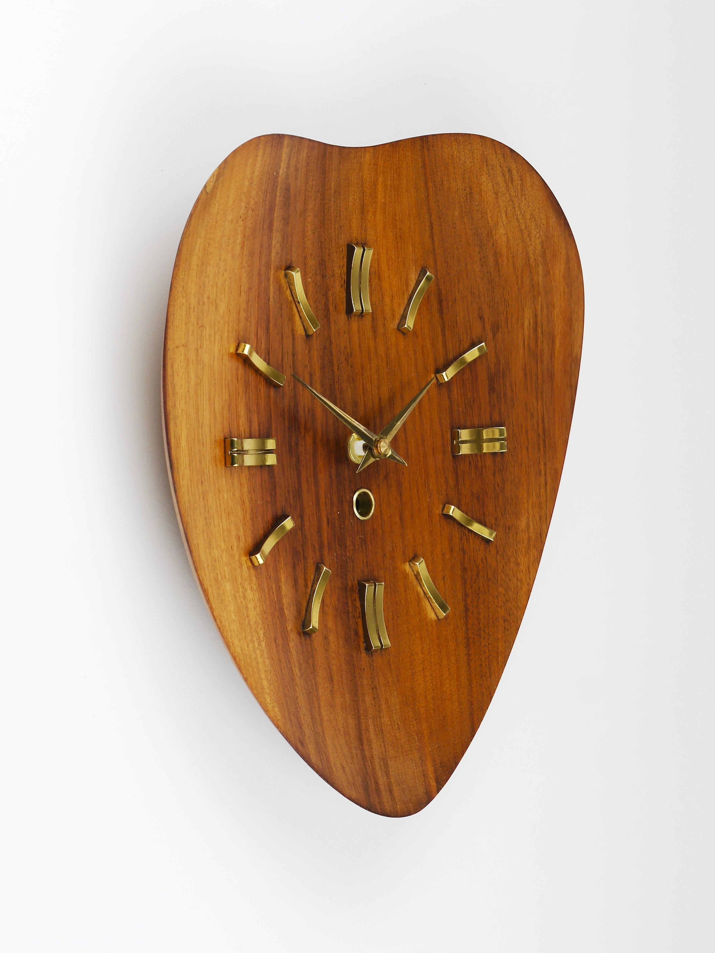 Reloj de pared orgánico escandinavo moderno de mediados de siglo, teca y latón, años 50 en venta 5