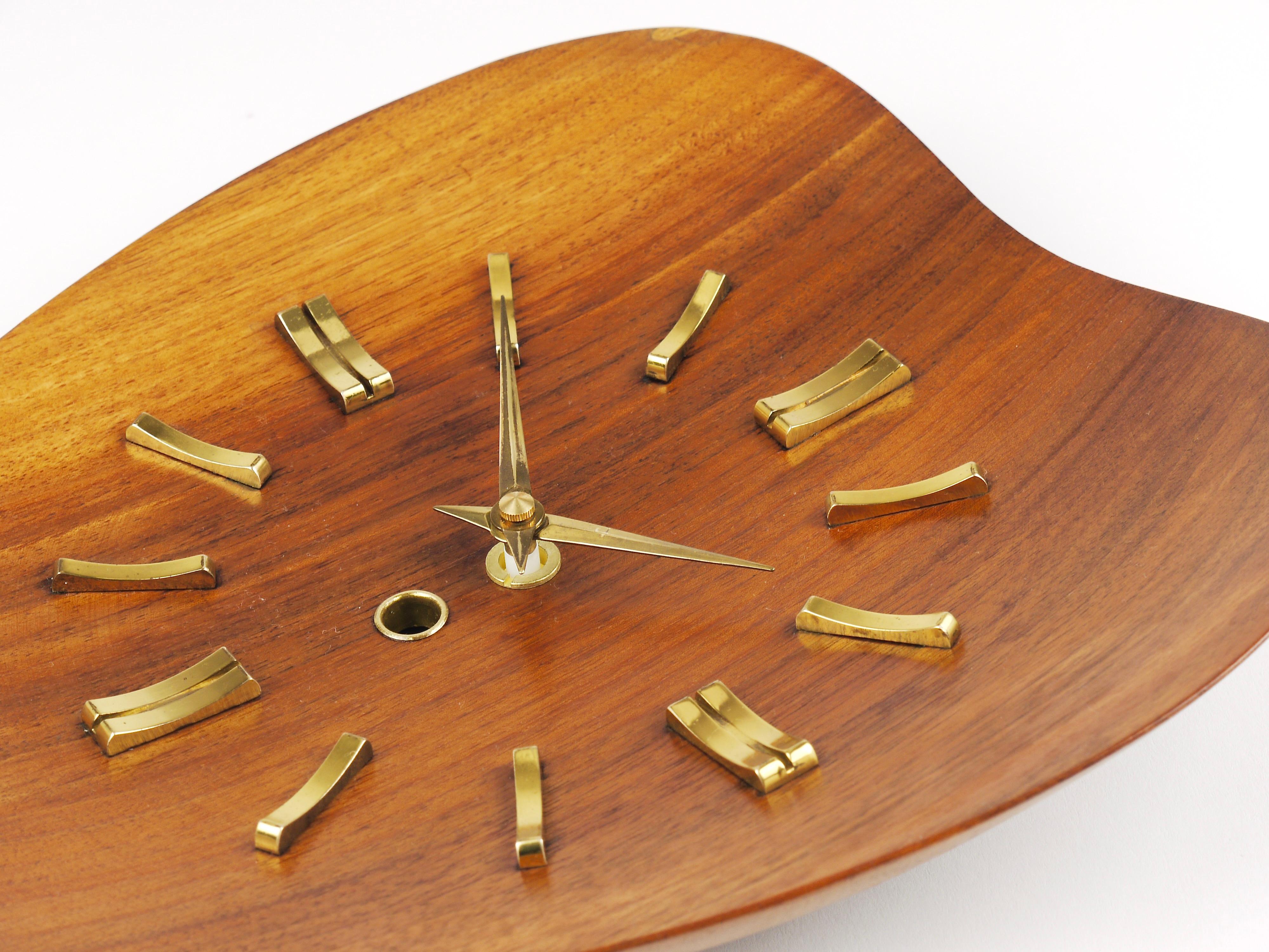 Reloj de pared orgánico escandinavo moderno de mediados de siglo, teca y latón, años 50 en venta 6