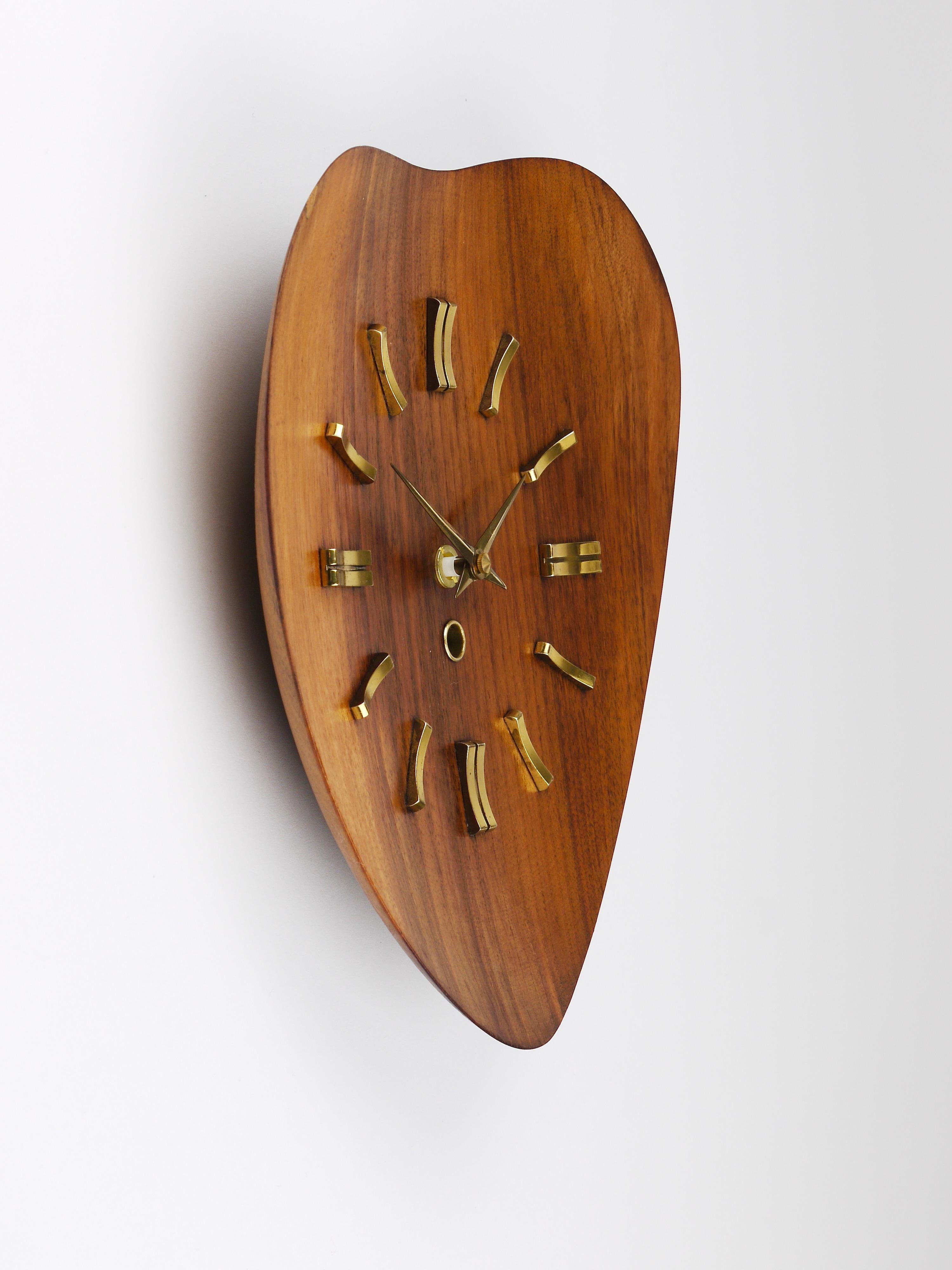 Reloj de pared orgánico escandinavo moderno de mediados de siglo, teca y latón, años 50 en venta 7