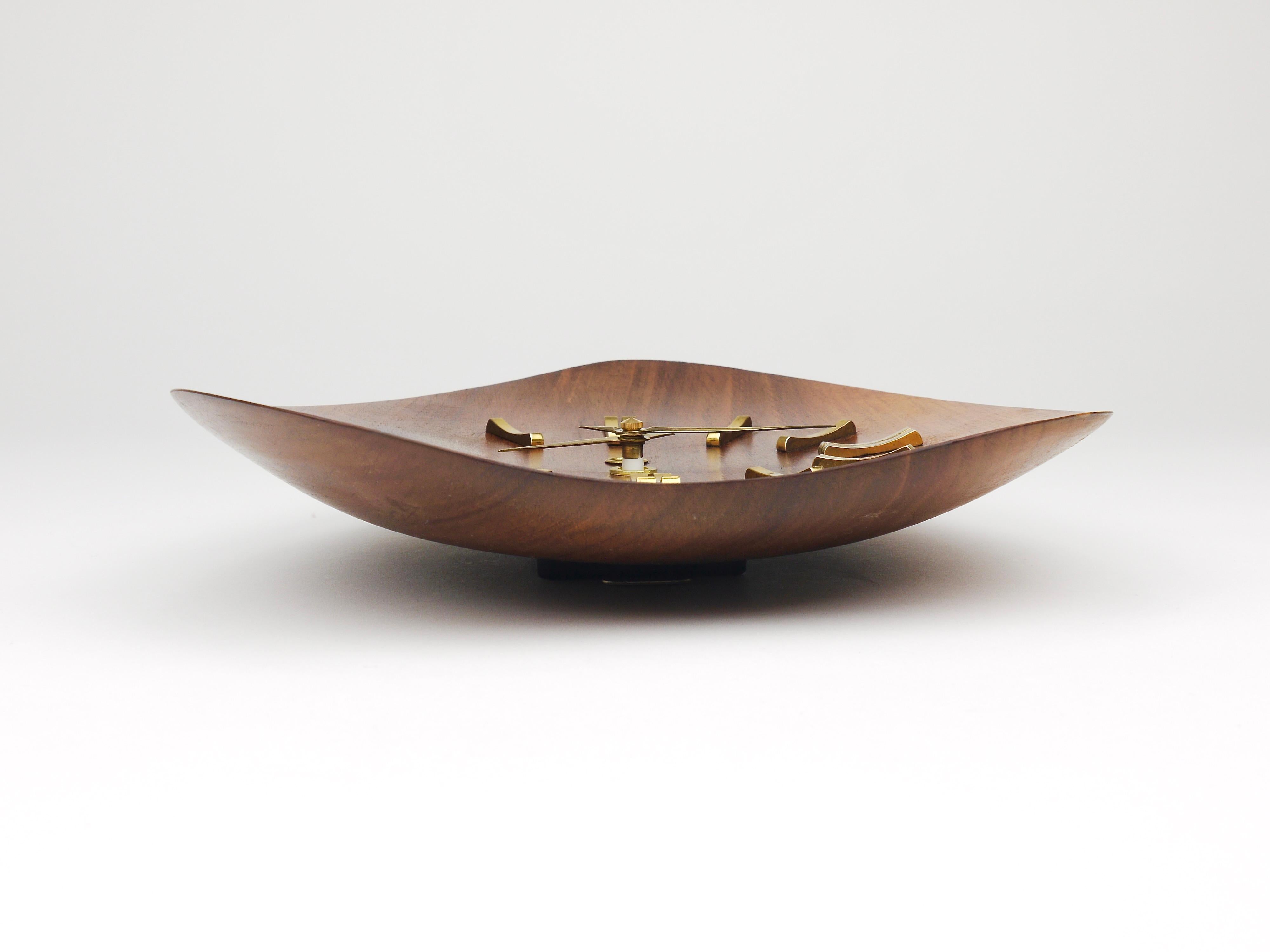 Reloj de pared orgánico escandinavo moderno de mediados de siglo, teca y latón, años 50 en venta 8