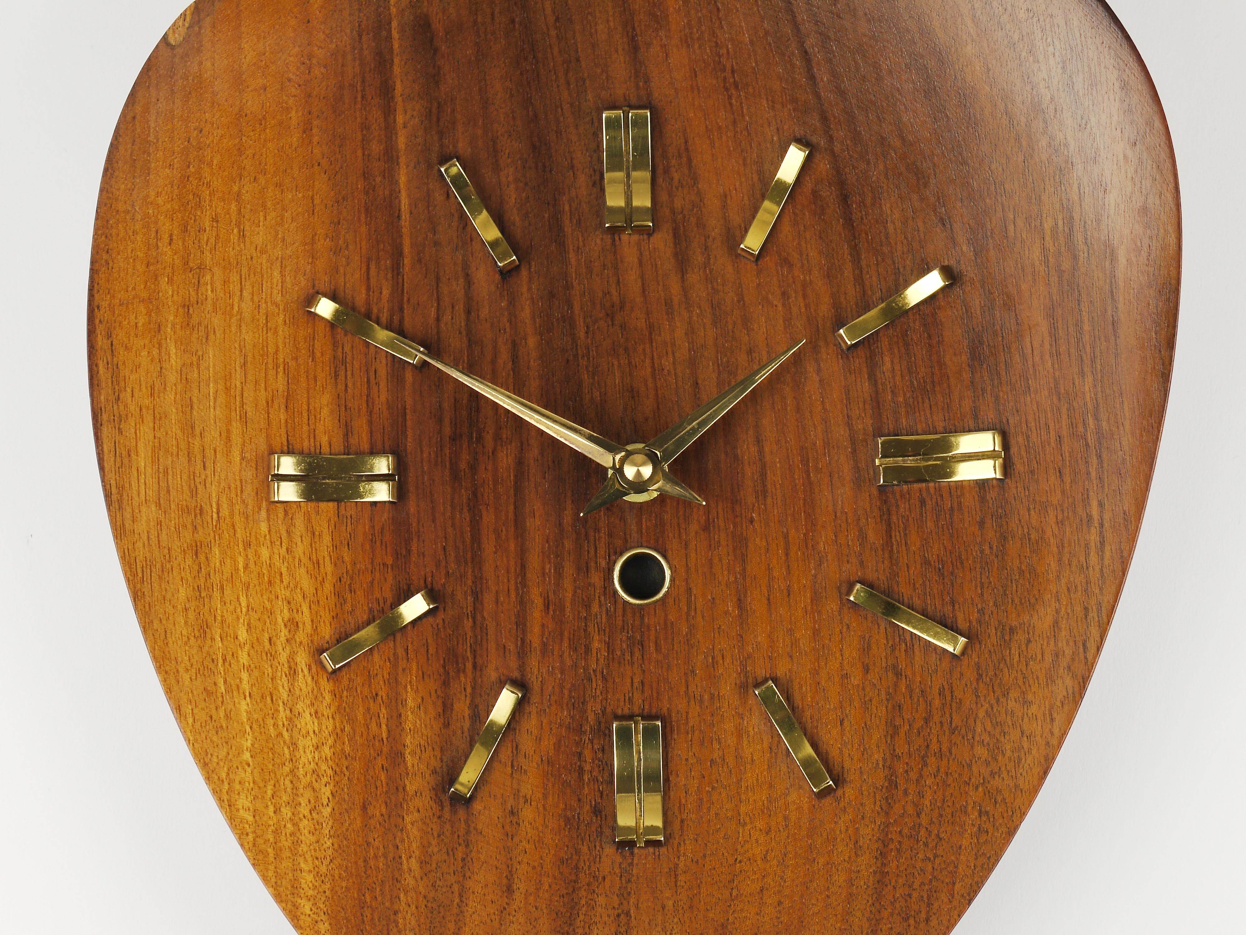 Reloj de pared orgánico escandinavo moderno de mediados de siglo, teca y latón, años 50 en Bueno estado para la venta en Vienna, AT