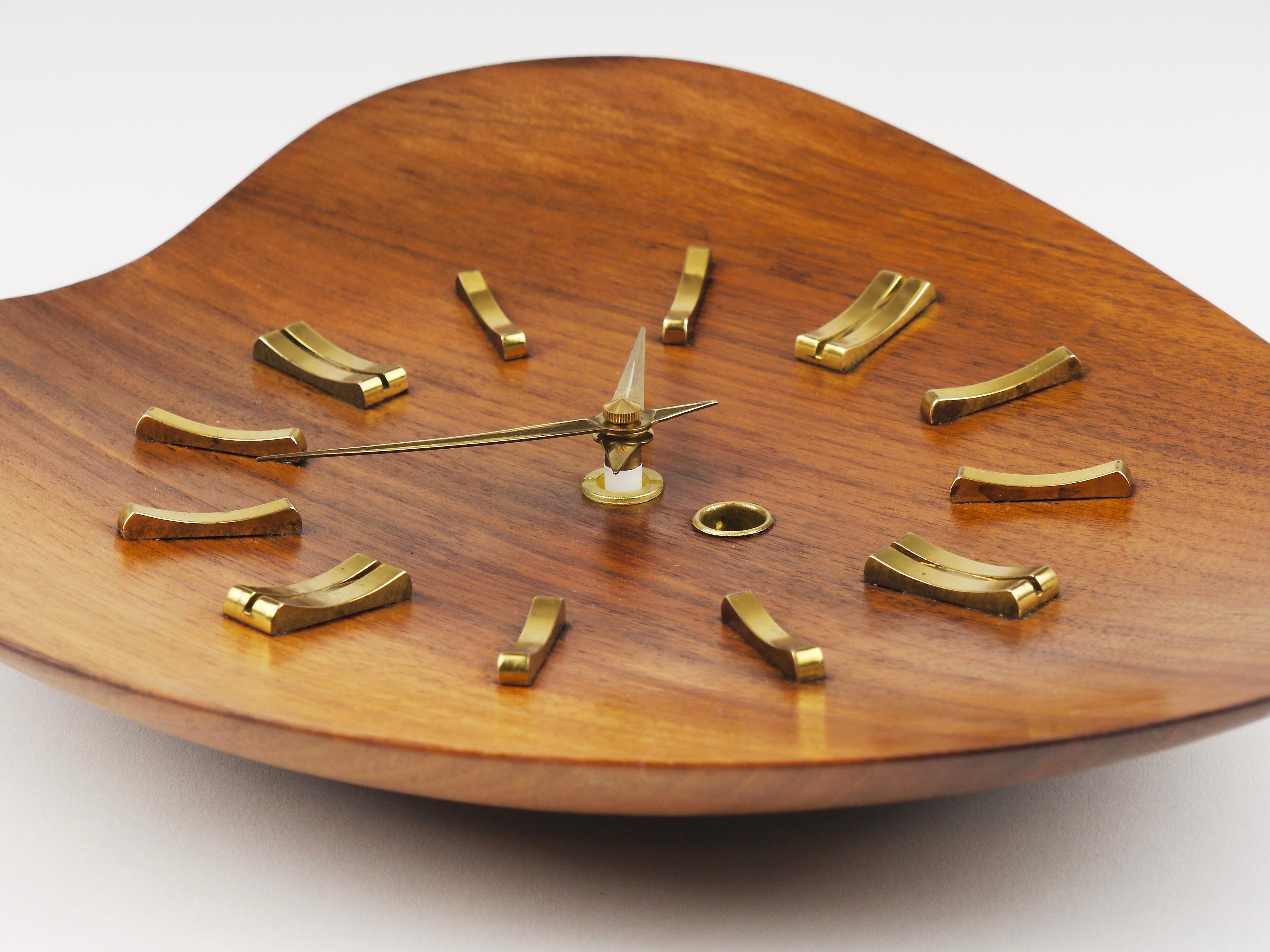 Reloj de pared orgánico escandinavo moderno de mediados de siglo, teca y latón, años 50 Latón en venta