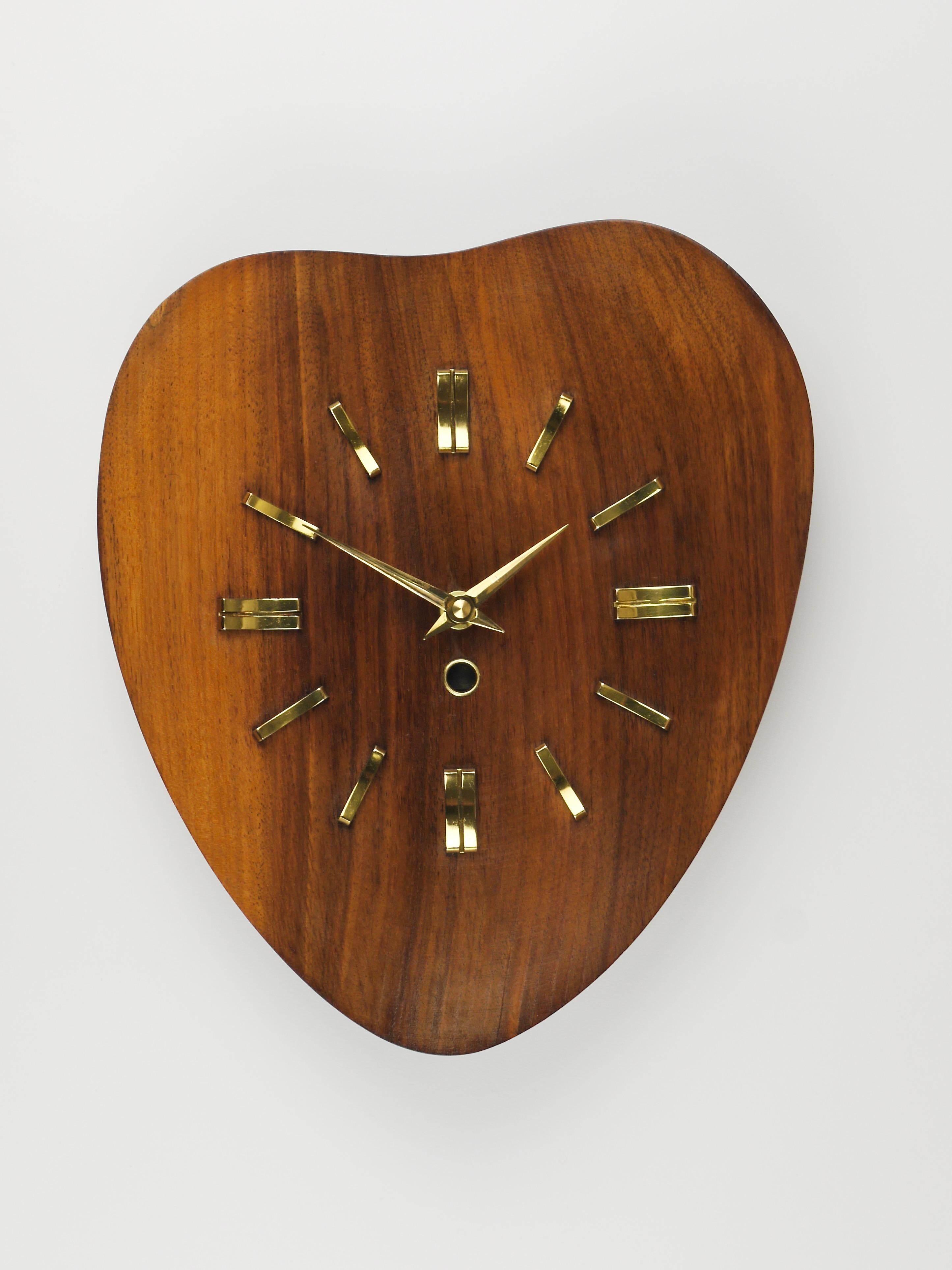 Reloj de pared orgánico escandinavo moderno de mediados de siglo, teca y latón, años 50 en venta 3