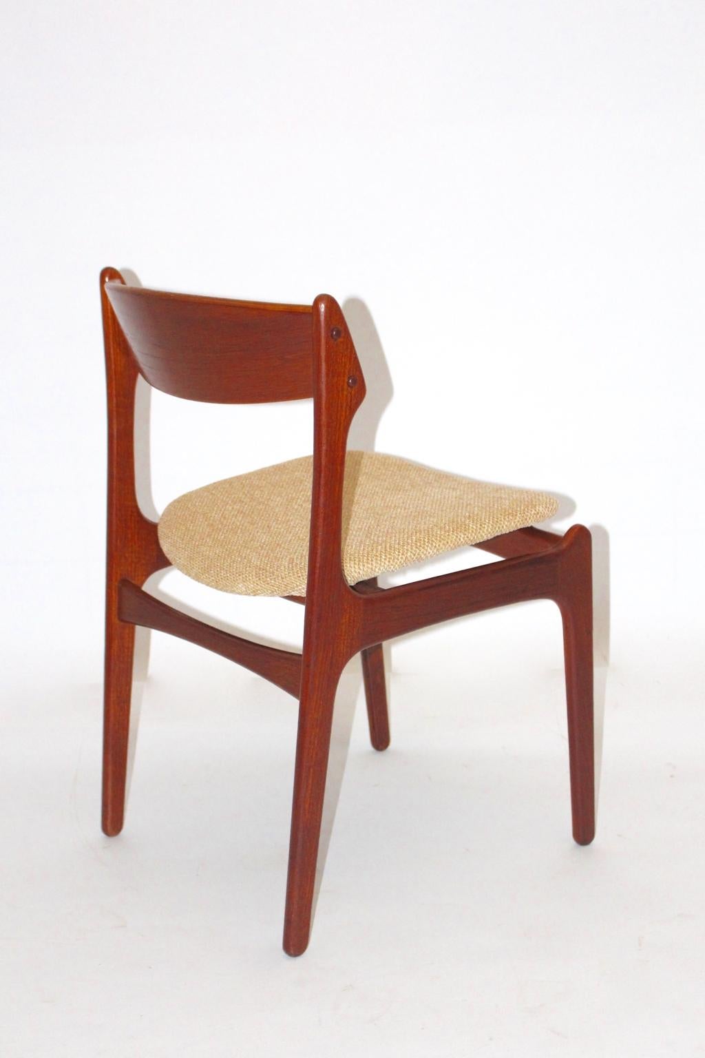 Scandinave moderne Six chaises de salle à manger en teck brun de style scandinave moderne et organique Erik Buch, années 1960 en vente