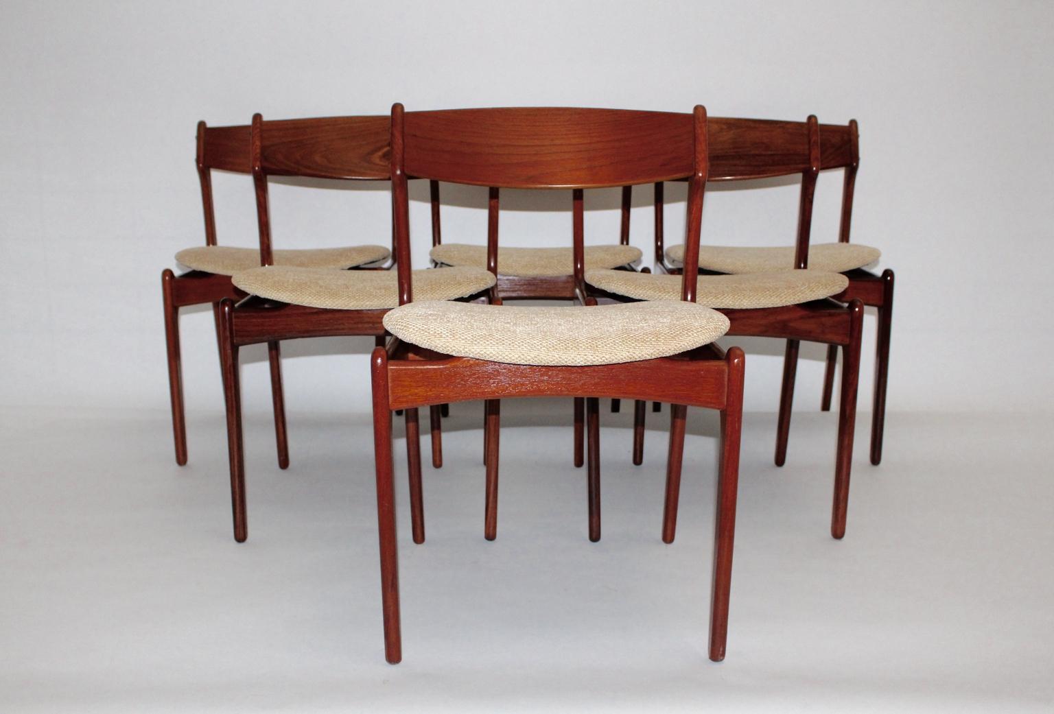 Tissu d'ameublement Six chaises de salle à manger en teck brun de style scandinave moderne et organique Erik Buch, années 1960 en vente