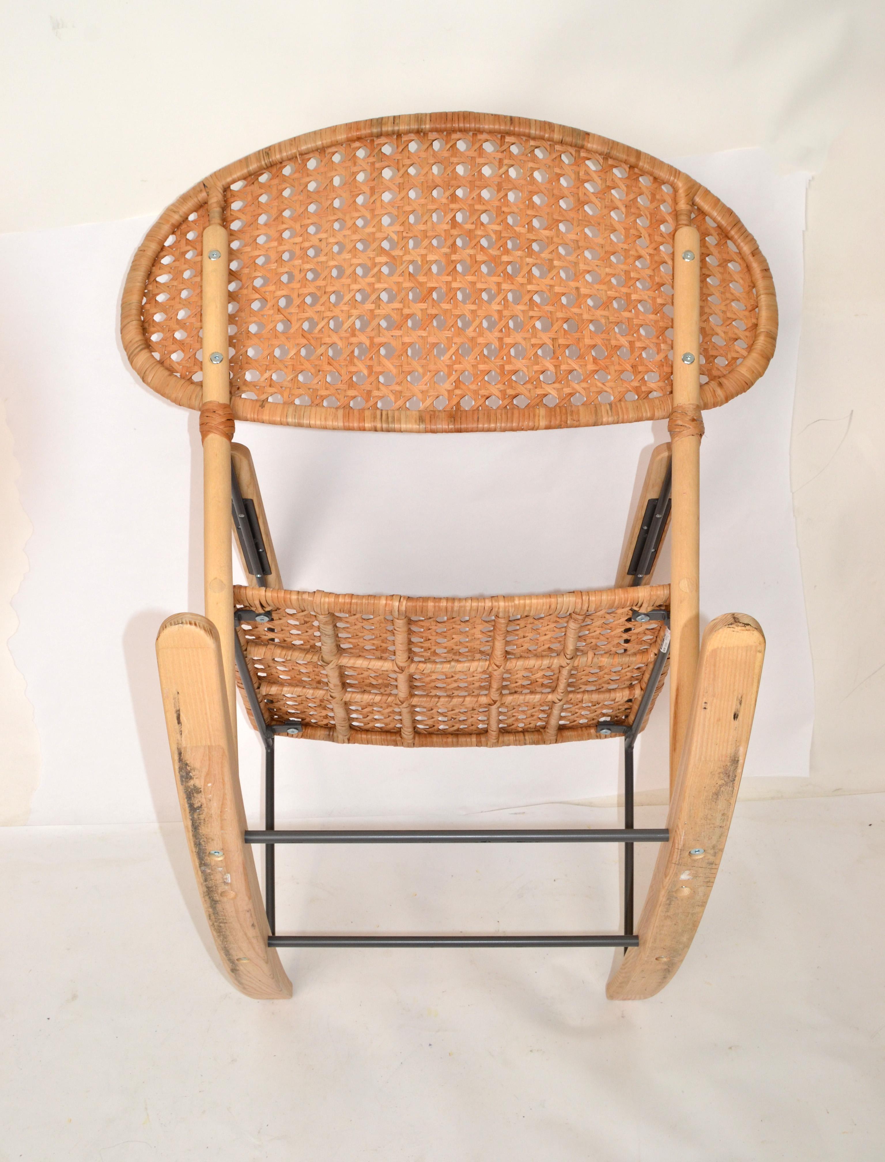 Suédois Fauteuil à bascule scandinave organique en frêne massif, acier et rotin naturel 1999 en vente