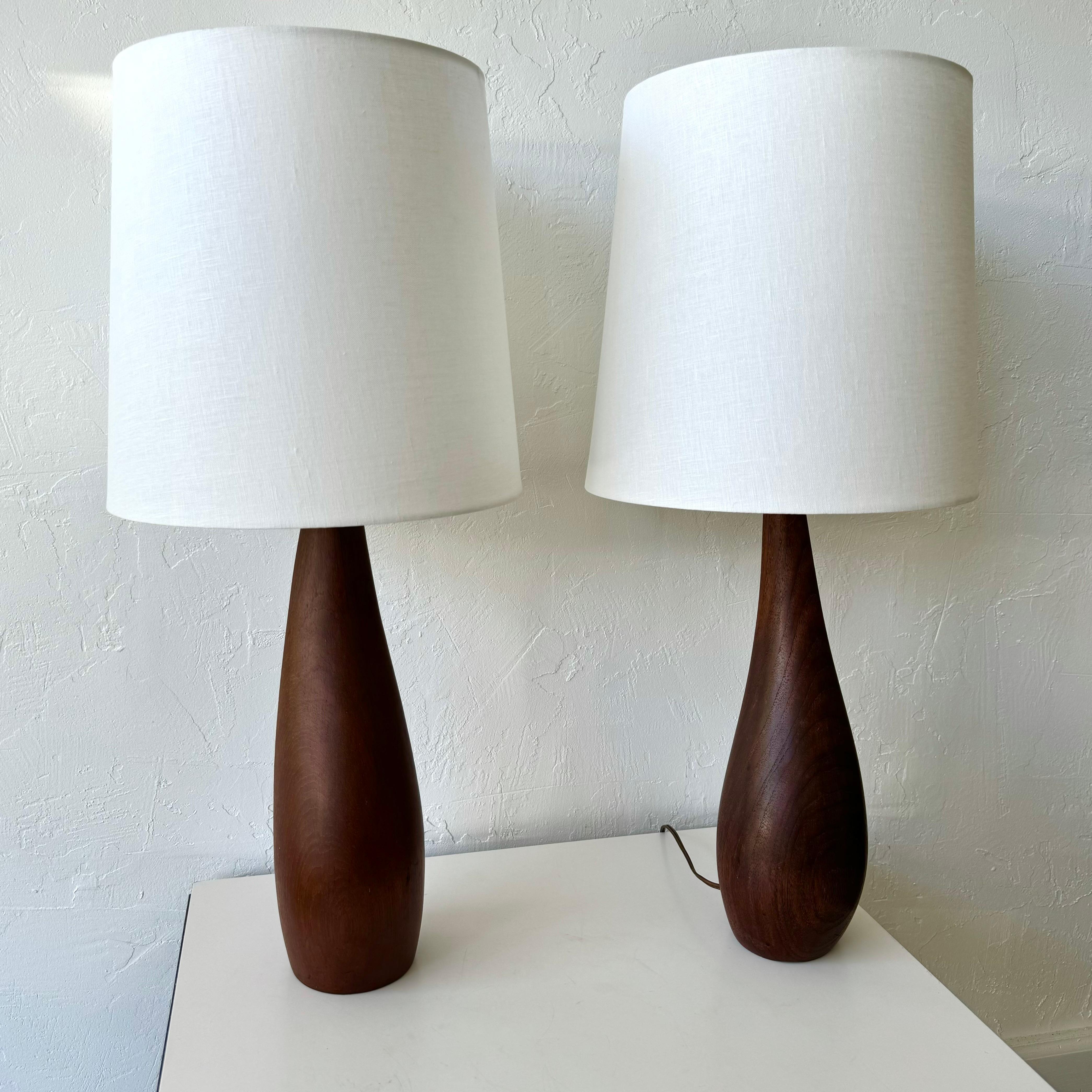 Coppia di lampade realizzate dalla mente creativa del designer danese Ernst Henriksen. Conosciute per i set di sottobicchieri a forma di toro e pesce palla, le sue lampade non si vedono spesso. Le qualità organiche e astratte di queste lampade mi