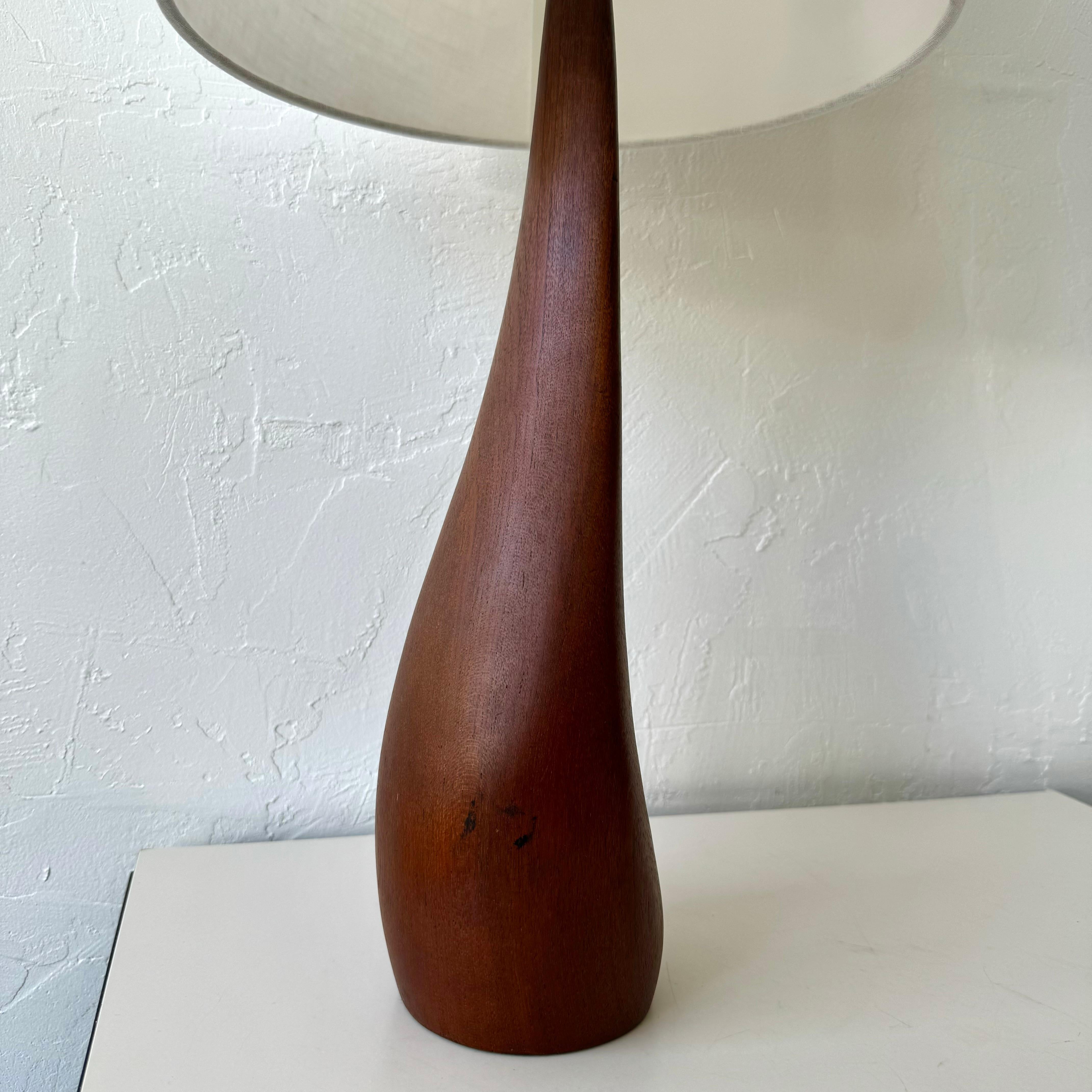 Scandinavo moderno Lampade organiche scolpite in teak di Ernst Henriksen in vendita