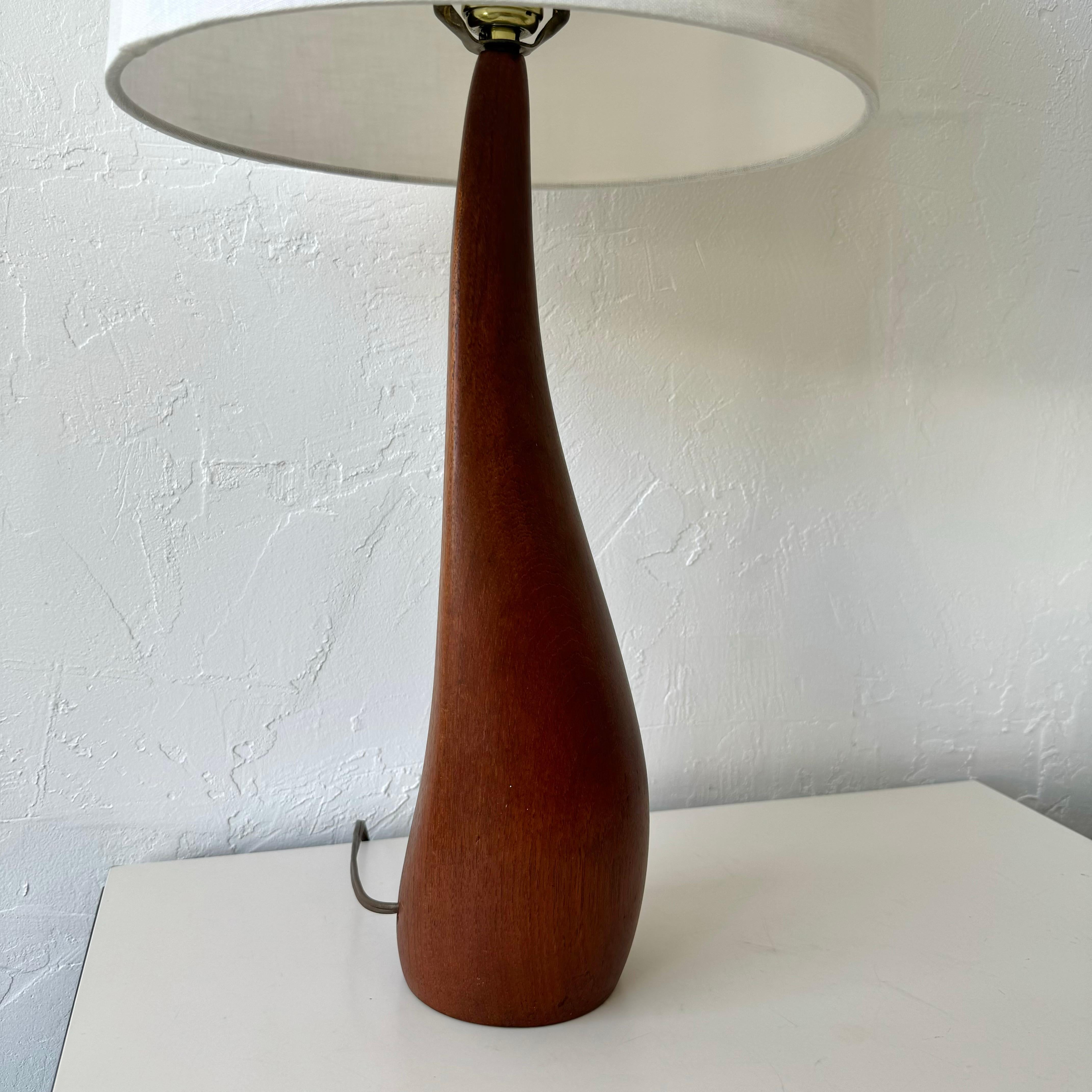Danese Lampade organiche scolpite in teak di Ernst Henriksen in vendita