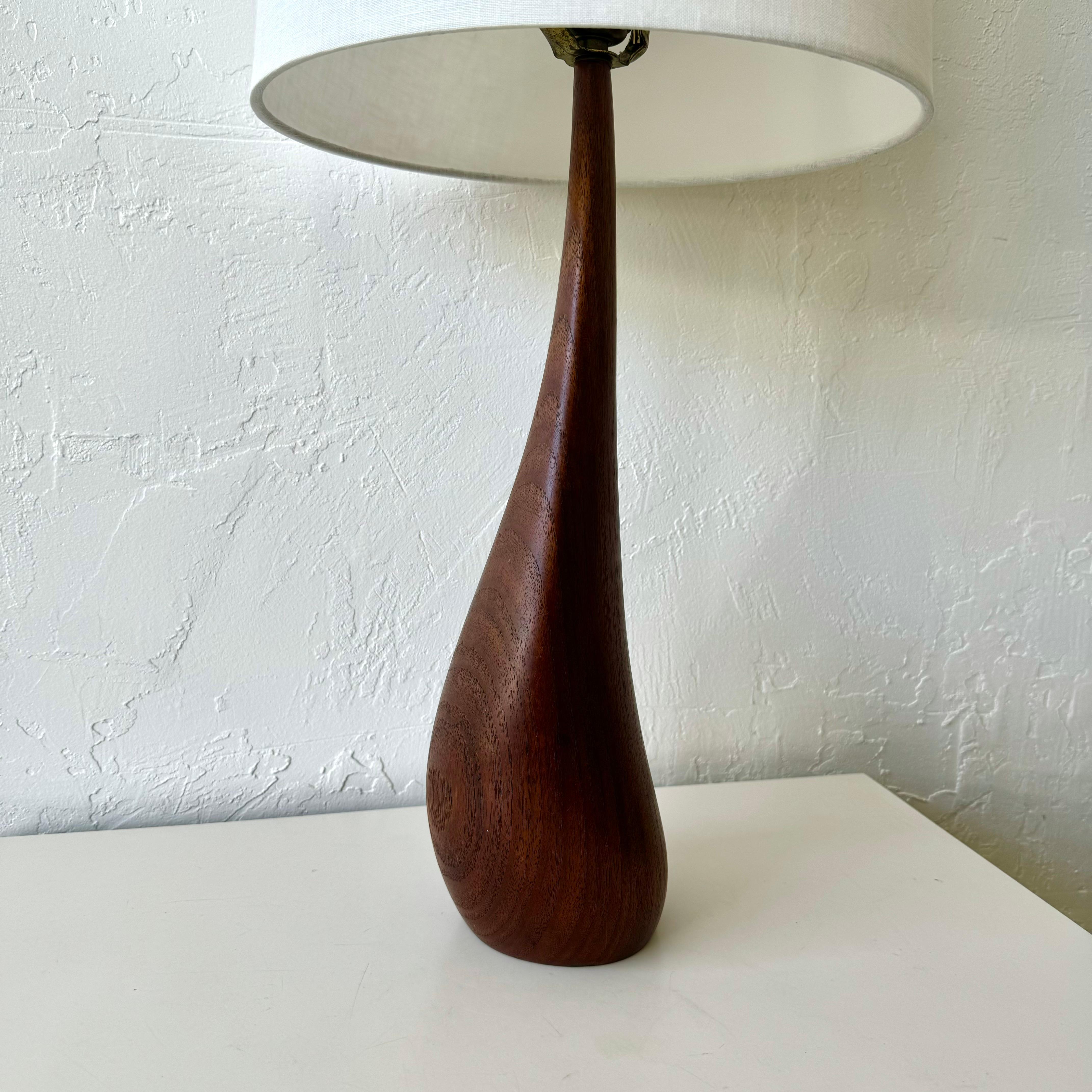 Metà XX secolo Lampade organiche scolpite in teak di Ernst Henriksen in vendita