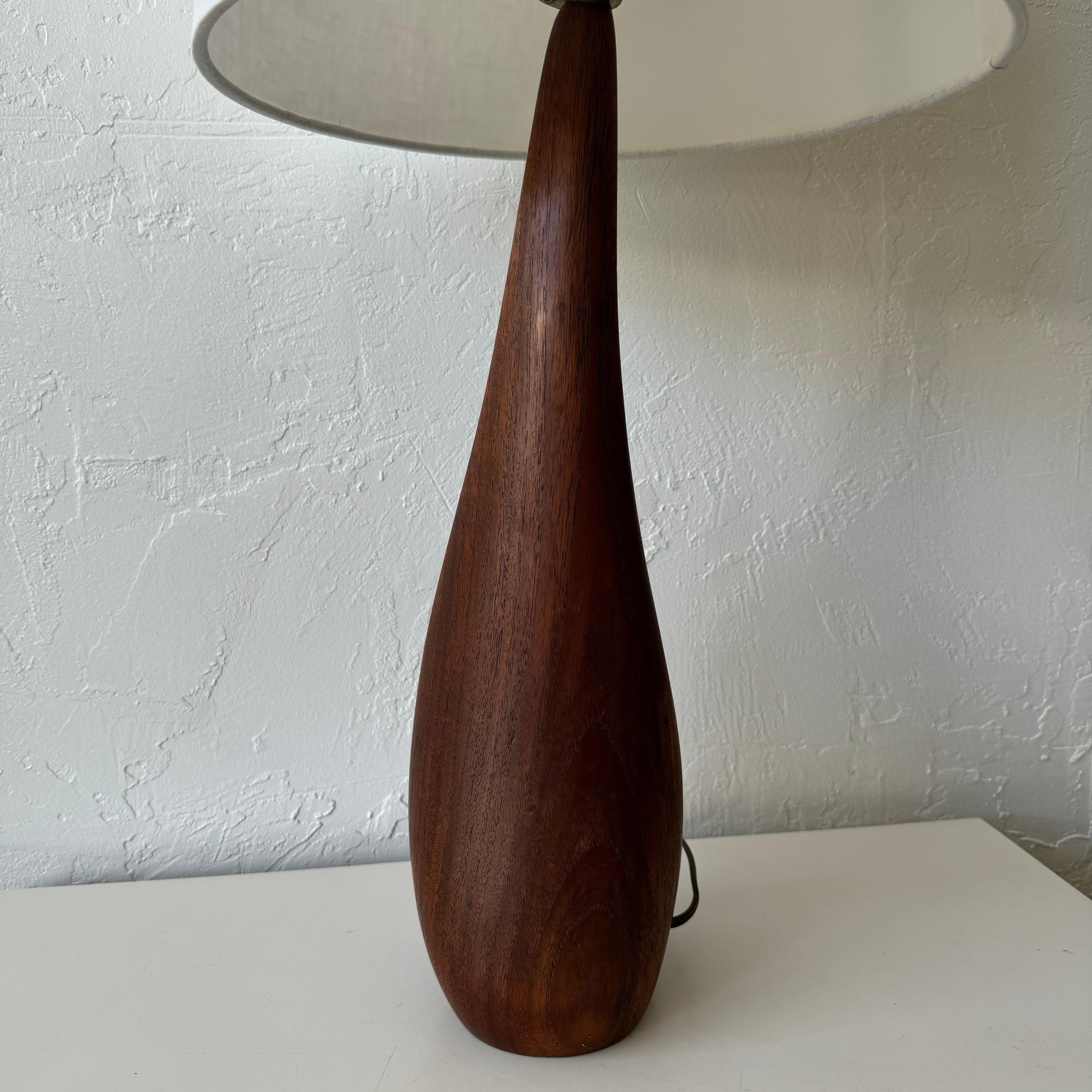 Teak Lampade organiche scolpite in teak di Ernst Henriksen in vendita