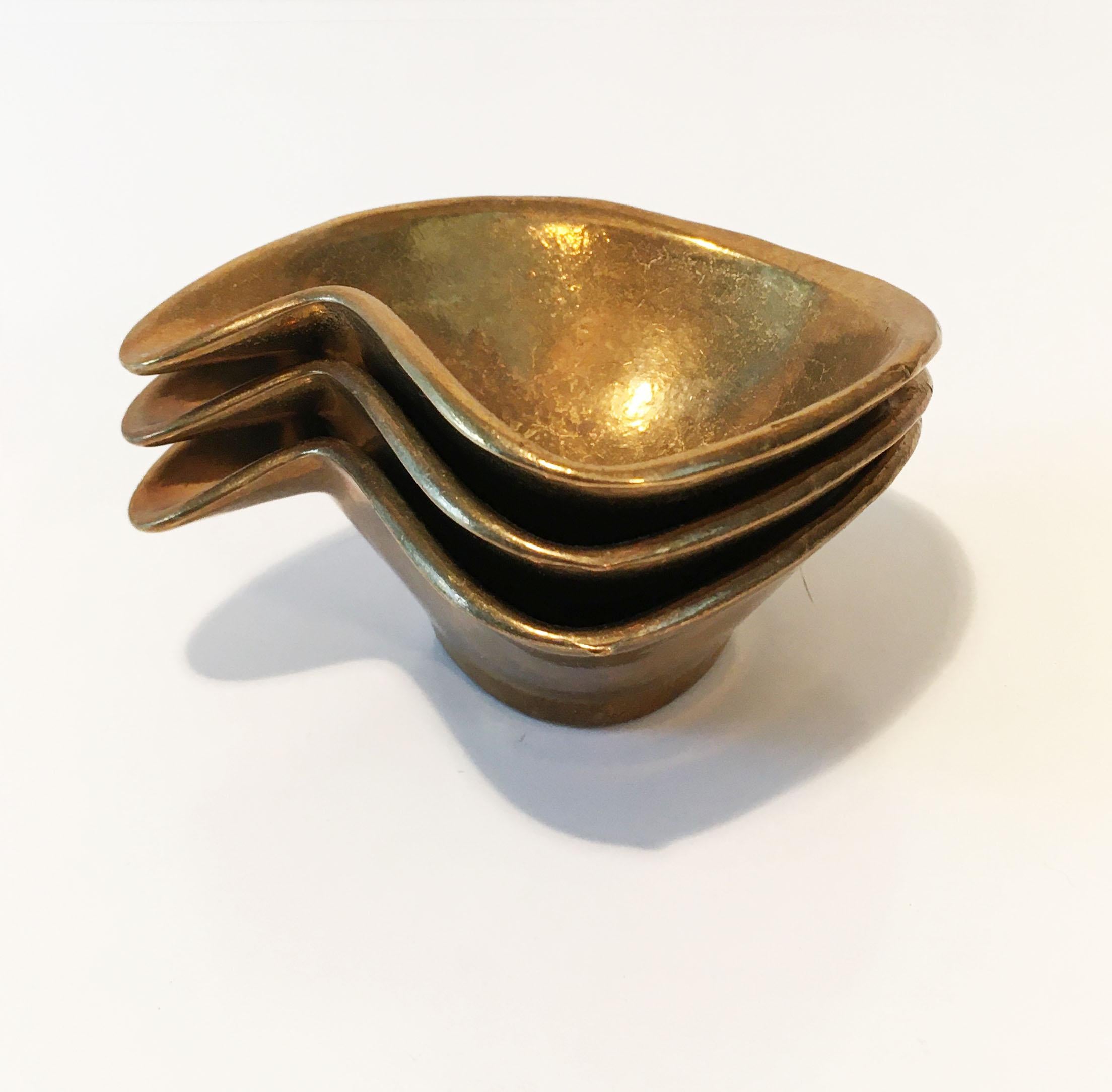 Organic sculpted vintage brass nesting ashtrays set of three, Austria, 1950s.