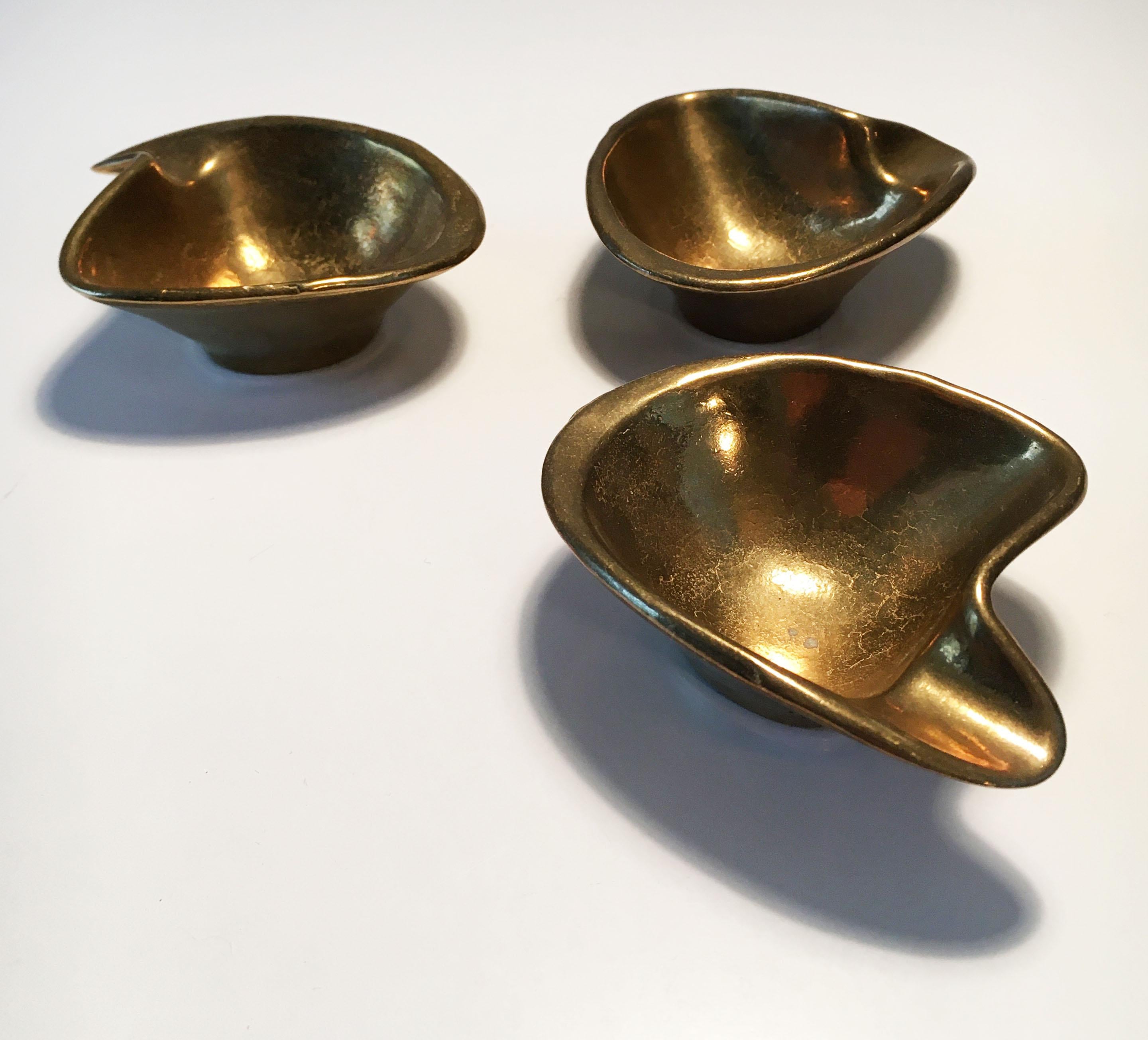 Organic Sculpted Vintage Brass Nesting Ashtrays Set of Three, Austria, 1950s In Good Condition In Vienna, AT