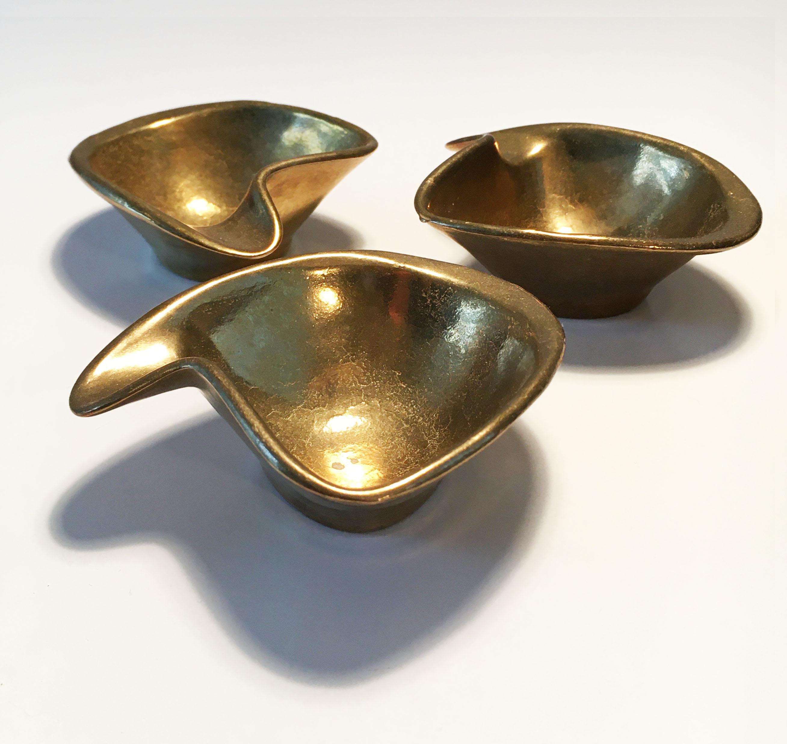 Mid-20th Century Organic Sculpted Vintage Brass Nesting Ashtrays Set of Three, Austria, 1950s