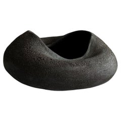 Grand vase en céramique noire, de style organique, sculptural, moderne et minimaliste, signé Maku Ceramic