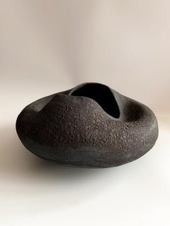 Petit vase en céramique noire, de style minimaliste moderne et sculptural, de la marque Maku Ceramic