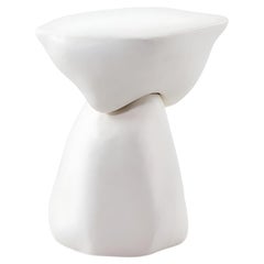 Tavolino organico scultoreo con finitura in gesso opaco di JLC