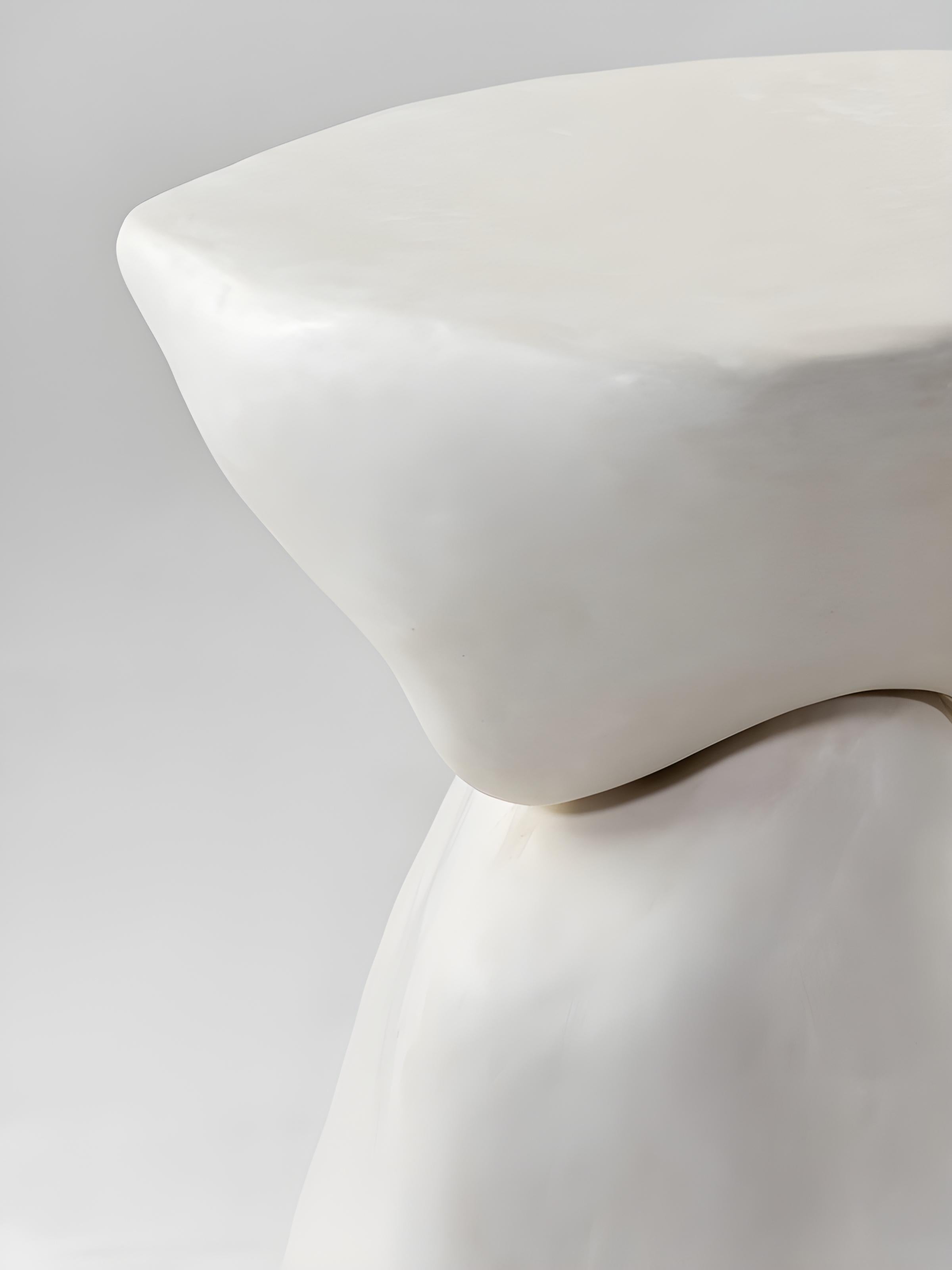 XXIe siècle et contemporain Table d'appoint organique sculpturale en plâtre mat JLC en vente
