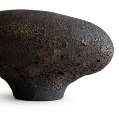 Oggetto scultoreo organico in gres con texture vulcanica, ceramica contemporanea