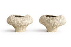 Oggetto scultoreo organico in gres con texture vulcanica, ceramica contemporanea