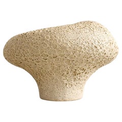Oggetto scultoreo organico in gres con texture vulcanica, ceramica contemporanea