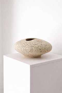 Vasija Escultórica Orgánica de Gres con Textura Volcánica - Cerámica Contemporánea