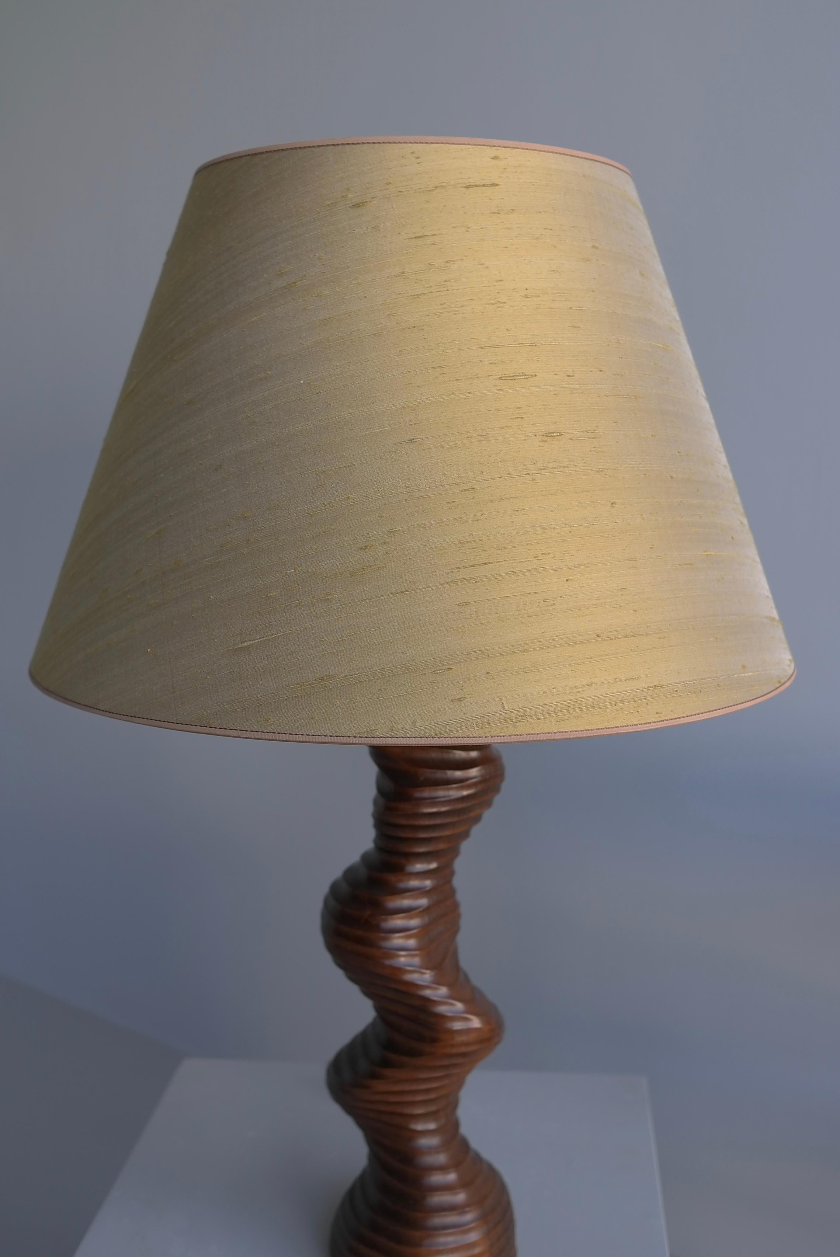 Organic Sculptural Wooden table lamp with Green Silk Shade, 1960's In Good Condition For Sale In Den Haag, NL