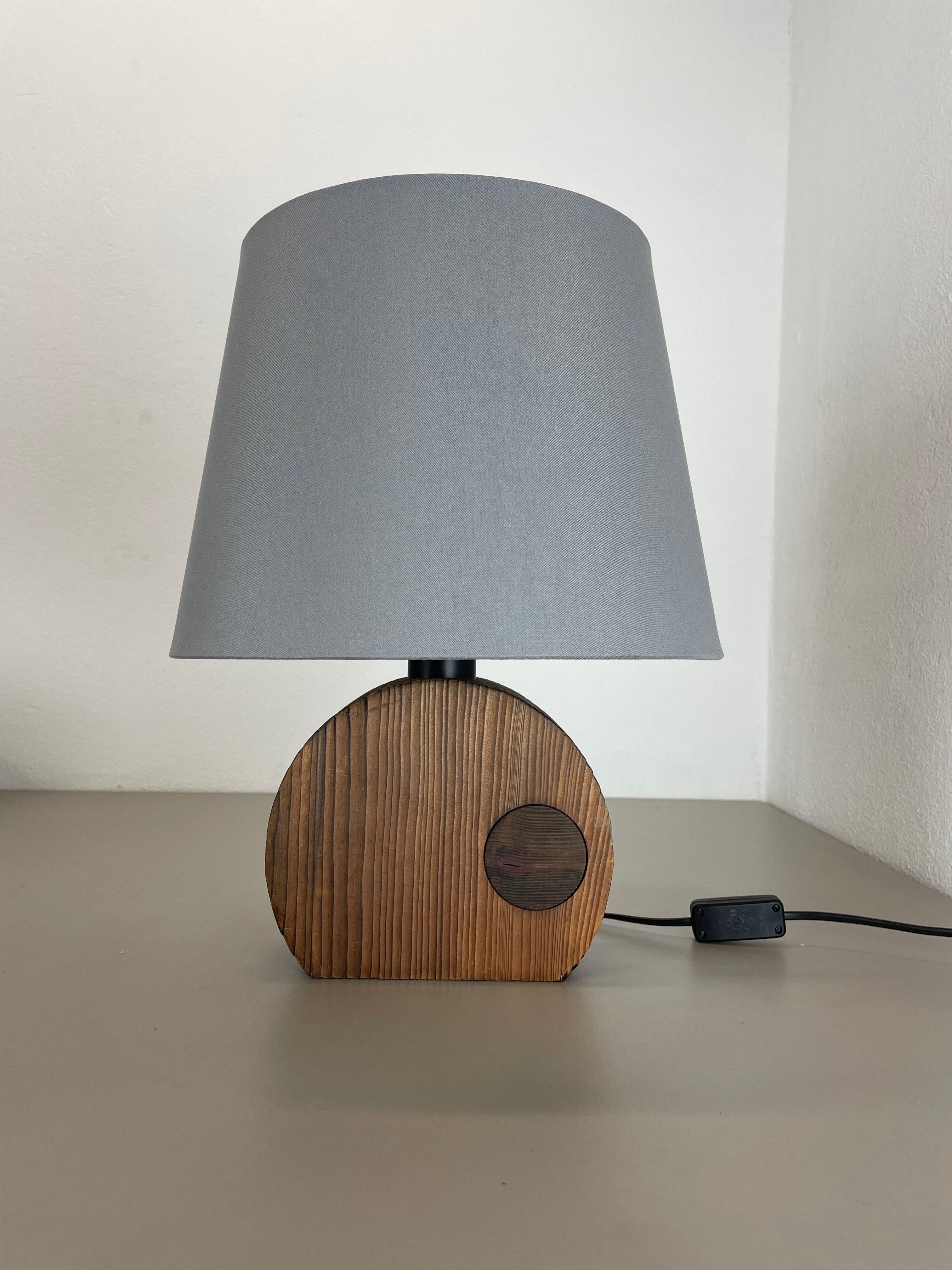Article:

wooden organic table light


Producer:

TEMDE Lights, Germany



Origin:

Germany



Age:

1970s



Original vintage 1970s wooden table light base made in Germany. High quality German production with a nice abstract