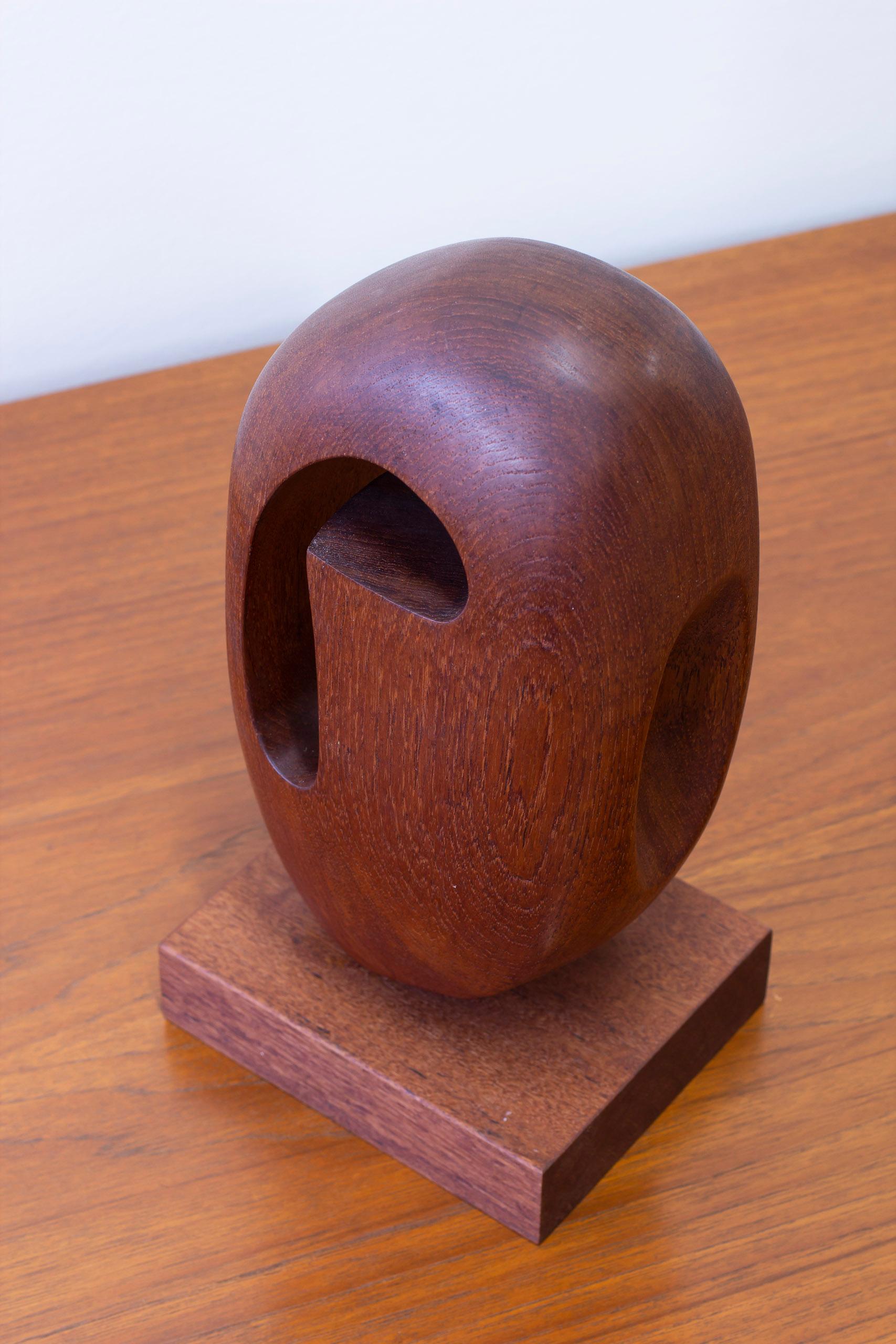 Organic sculpture in the manner of Moore by Swedish wood carver, 1950s In Good Condition For Sale In Hägersten, SE