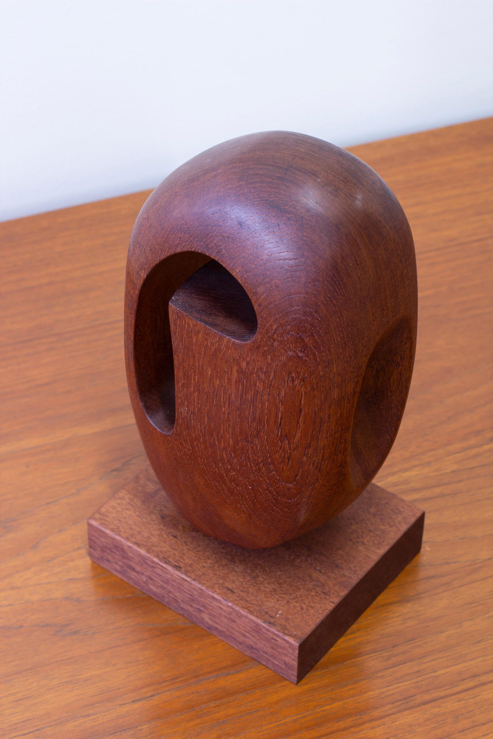 Organic sculpture in the manner of Moore by Swedish wood carver, 1950s In Good Condition In Hägersten, SE