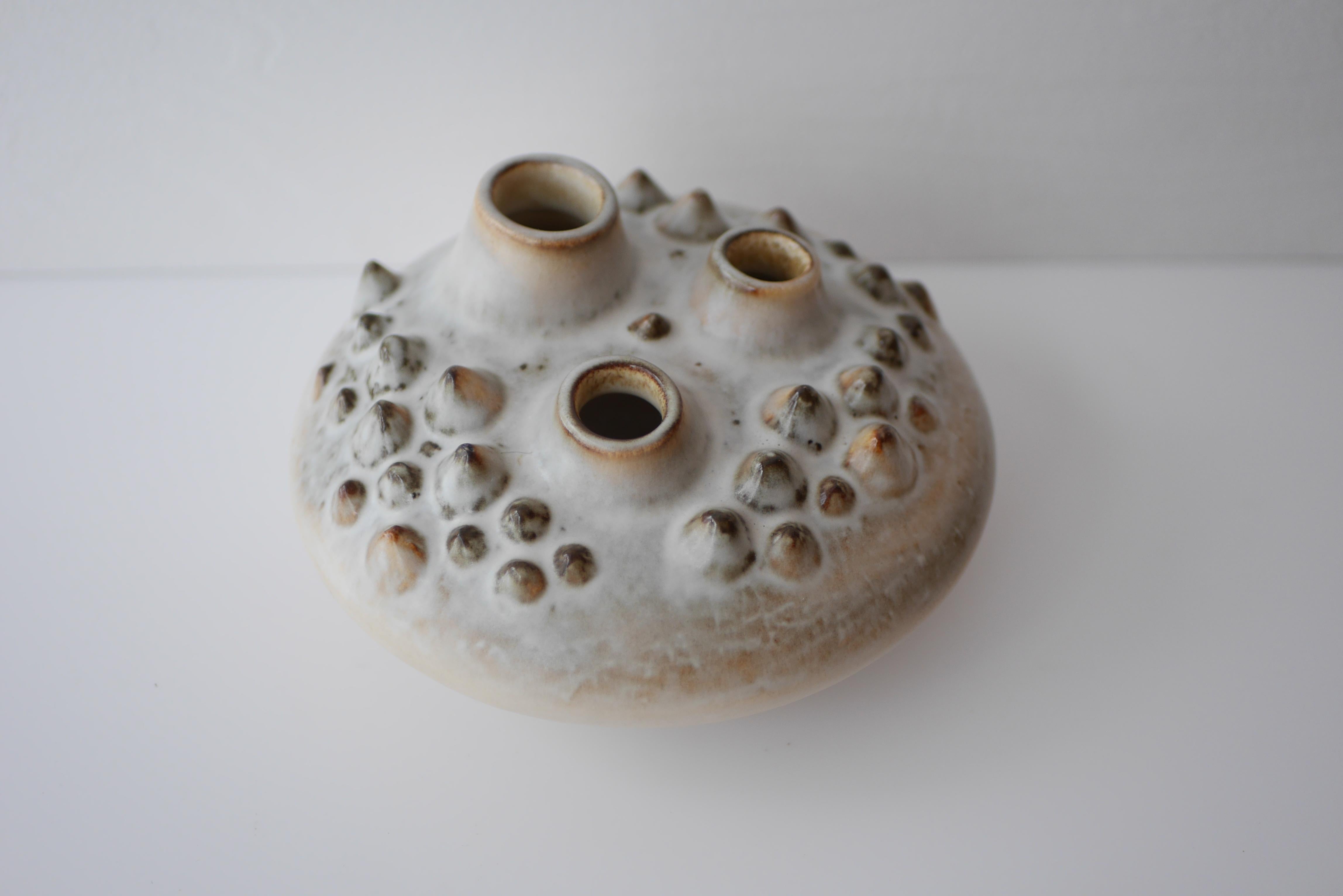 Un vaso dall'aspetto organico che ricorda un riccio di mare. Realizzato da Einar Johansen per Söholm, Danimarca. Ha un sottile smalto di terracotta chiara con tre aperture per essere utilizzato come vaso. Realizzato negli anni '60, è un pezzo