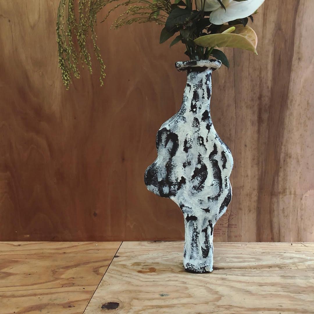 Vaso contemporaneo in ceramica bianca e nera dalla forma organica di Willem Van Hooff in vendita 1