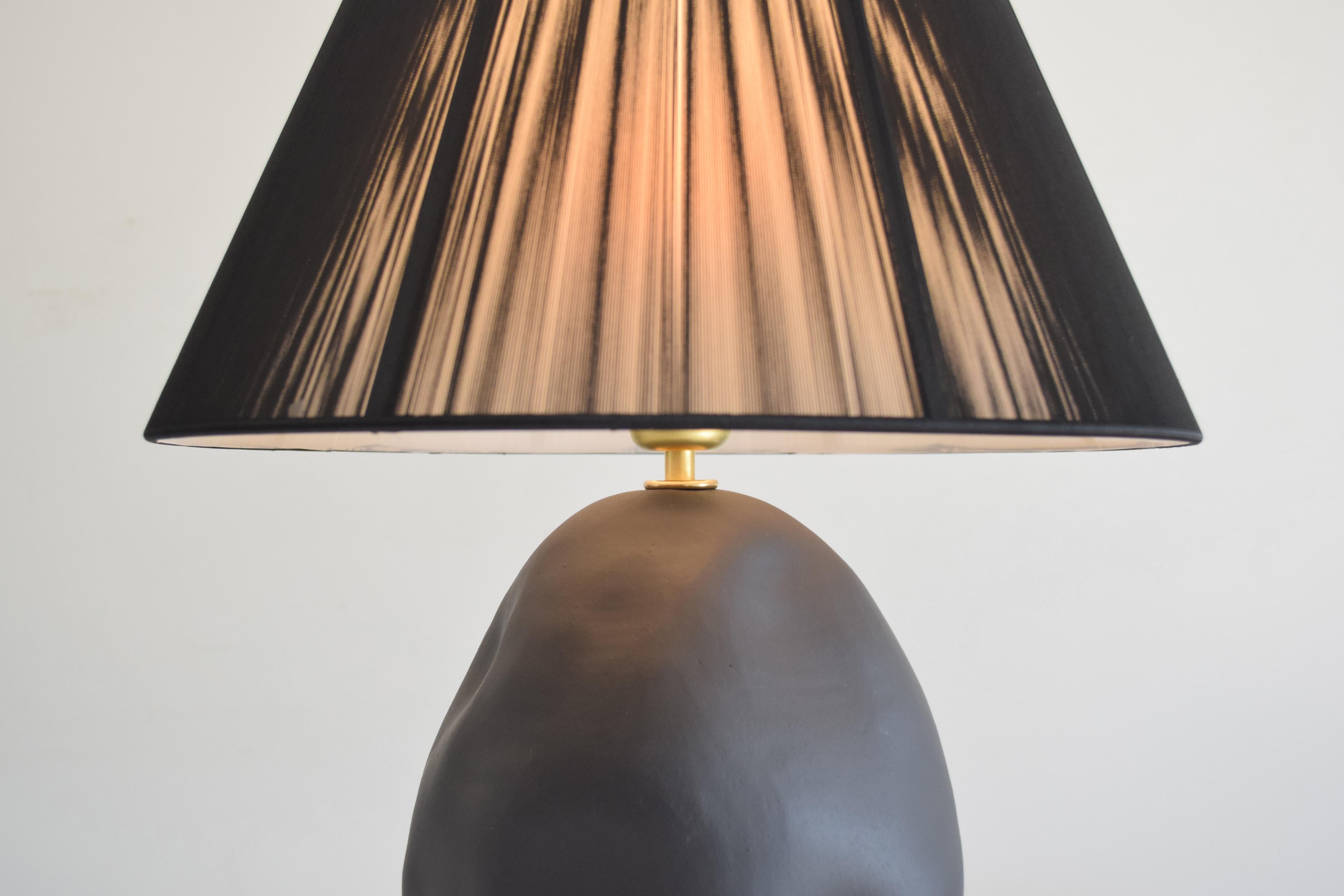 Portugais Lampe de bureau de forme organique faite à la main en céramique émaillée noire avec abat-jour conique en vente
