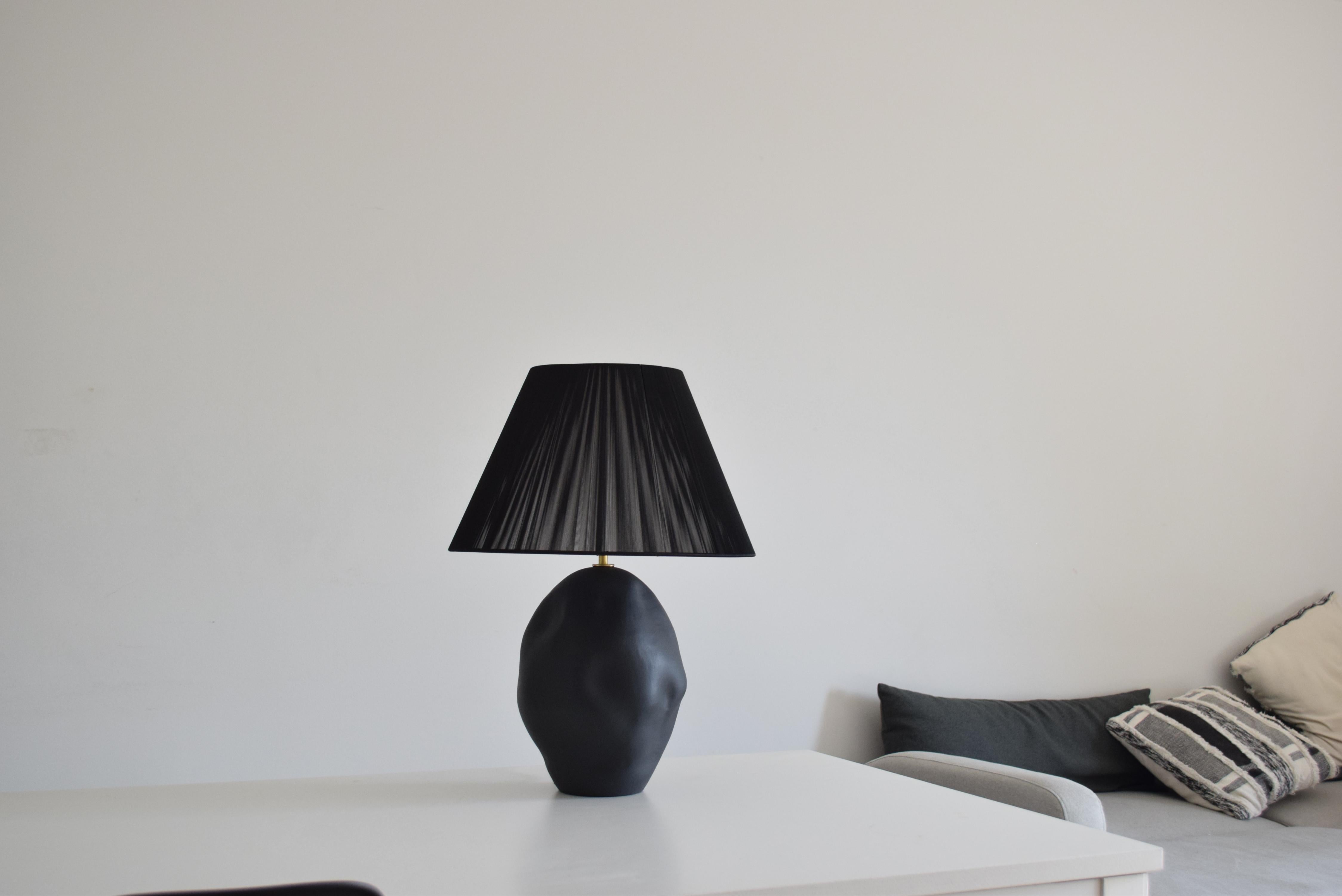 Vernissé Lampe de bureau de forme organique faite à la main en céramique émaillée noire avec abat-jour conique en vente