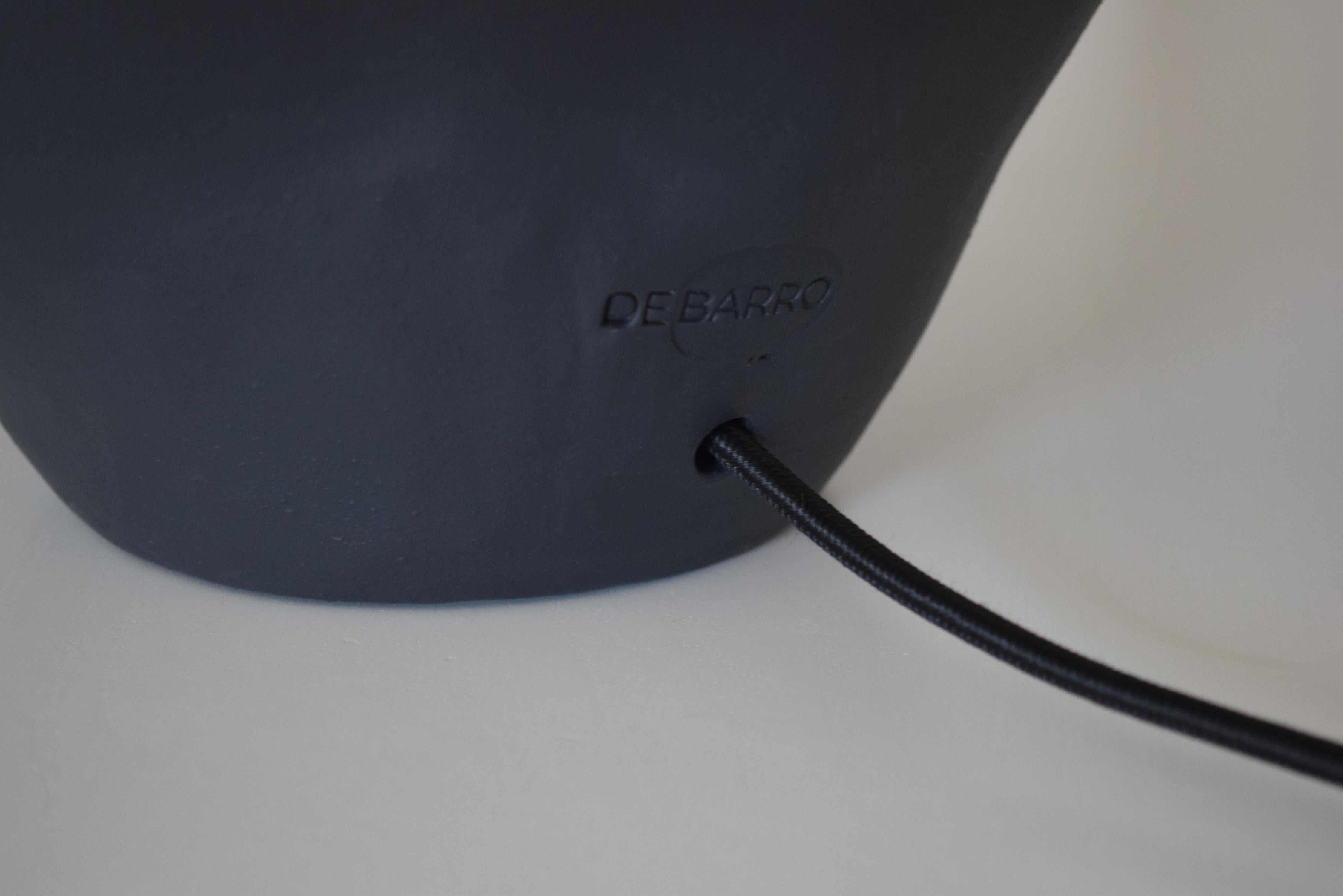 Lampe de bureau de forme organique faite à la main en céramique émaillée noire avec abat-jour conique Neuf - En vente à Braga, PT