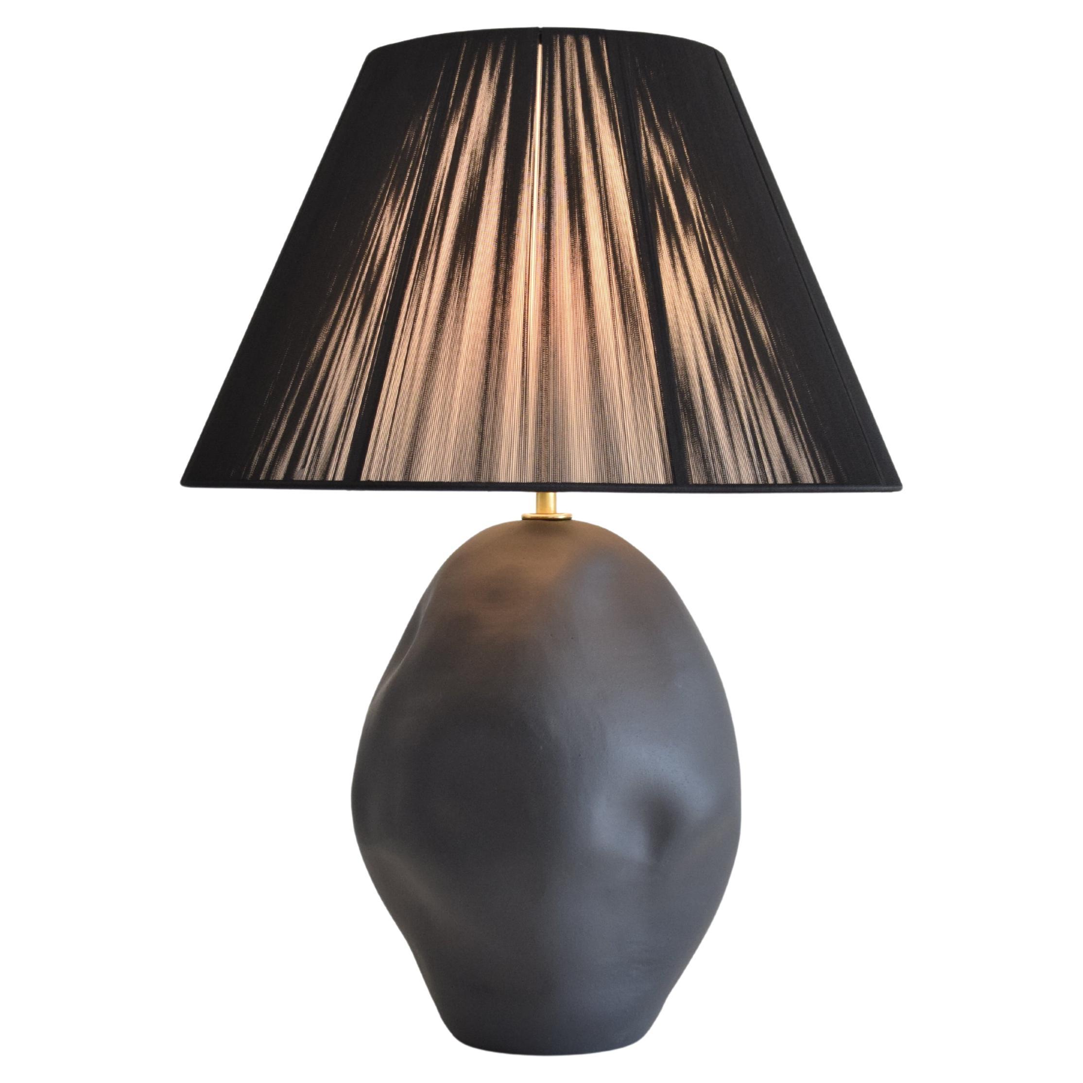 Lampe de bureau de forme organique faite à la main en céramique émaillée noire avec abat-jour conique