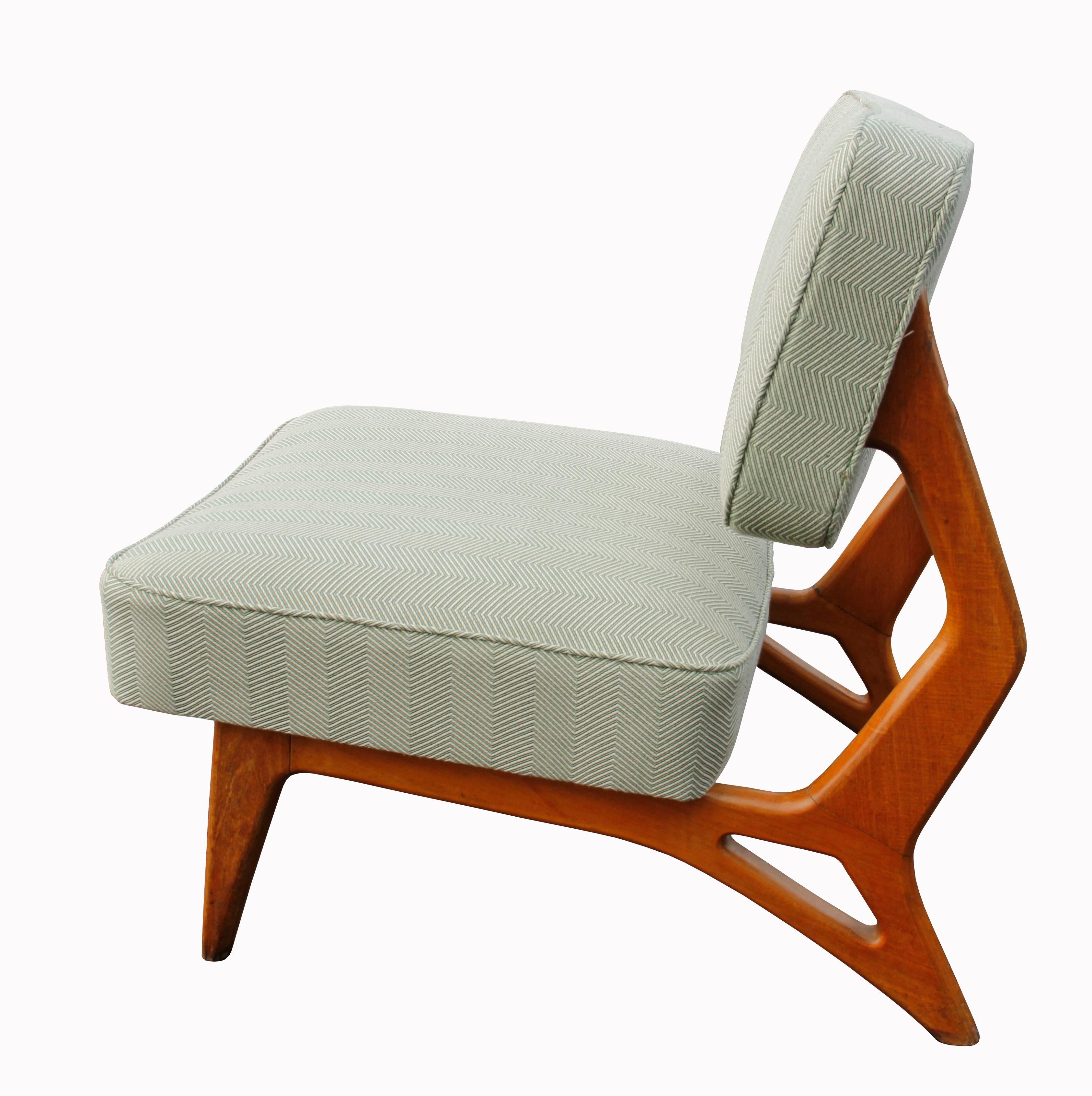 Petite chaise incurvée avec base en bois ivoire de forme organique, 'Pau Marfim'. Brésil, années 1950.
Le cadre en bois attire vraiment le regard ; le cadre de forme organique est divisé en trois parties, avec de beaux bords arrondis et des courbes.