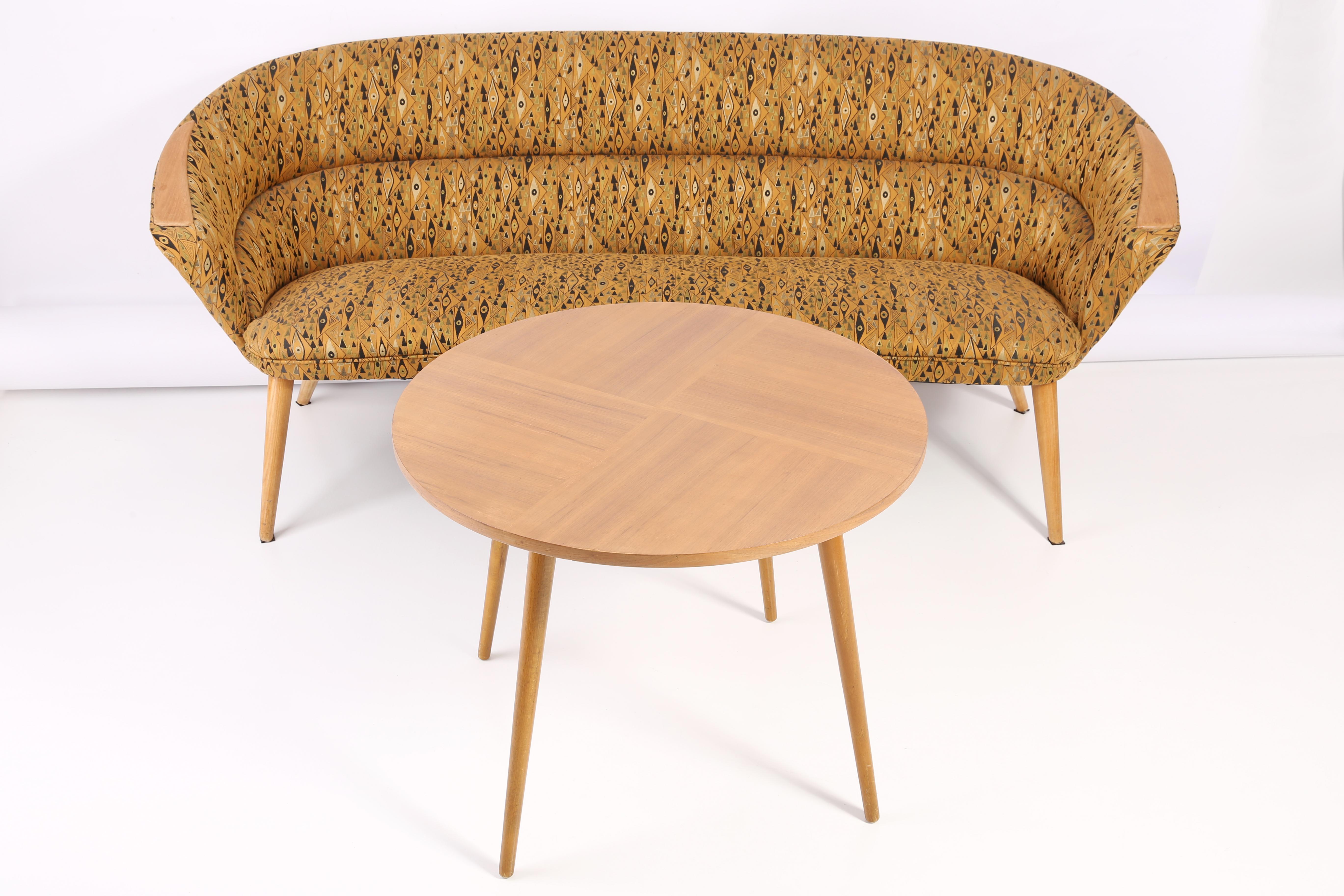Bellissimo divano club degli anni '60, prodotto in Germania, al momento unico. Grazie alle loro dimensioni, si integrano perfettamente anche in appartamenti di piccole dimensioni offrendo comfort e una bella decorazione. Rivestito in tessuto di alta