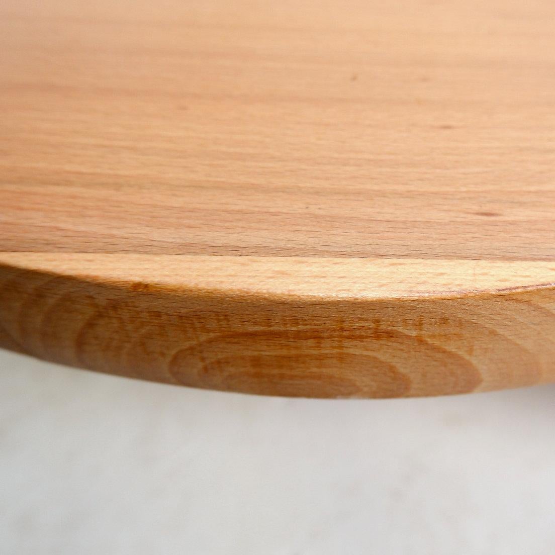 Table basse de forme organique
Usure conforme à l'âge et à l'utilisation.
Dimensions : 127x90cm H:36,5cm 