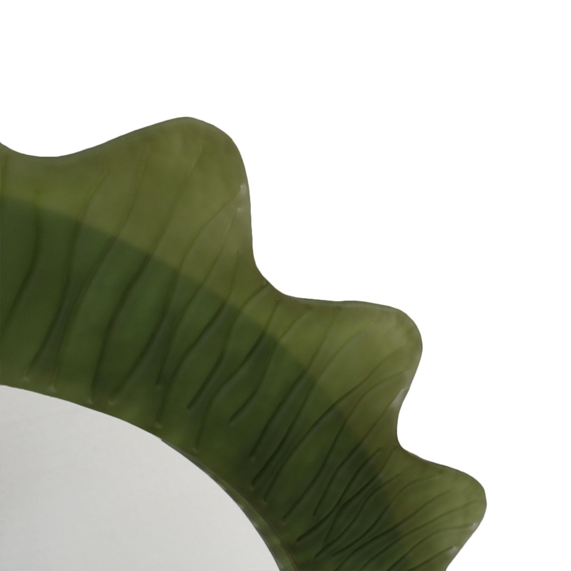 Organic-Shaped Green Italian Mirror Made of Murano Glass and Brass In Good Condition For Sale In Madrid, ES