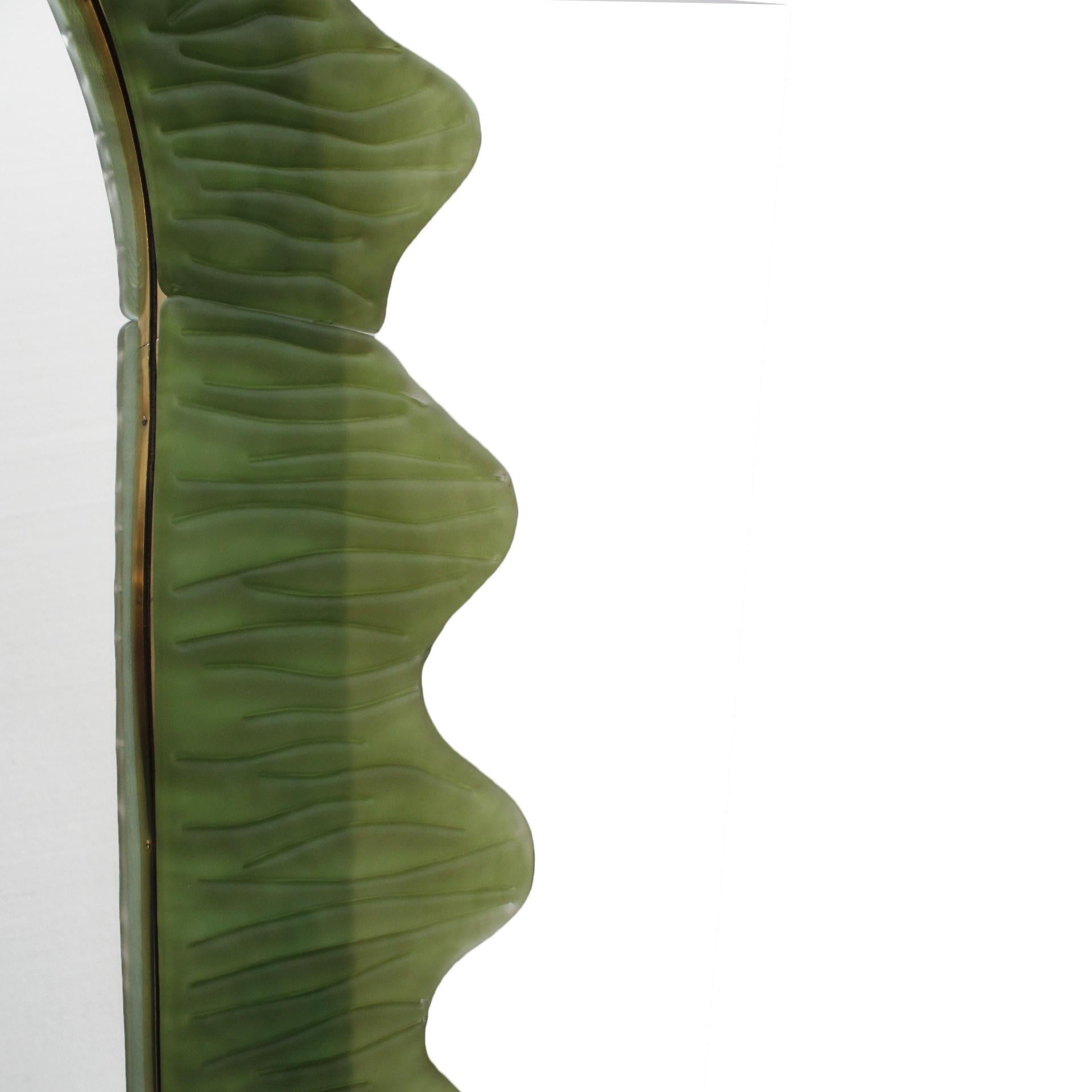 Contemporary Organic-Shaped Green Italian Mirror Made of Murano Glass and Brass For Sale
