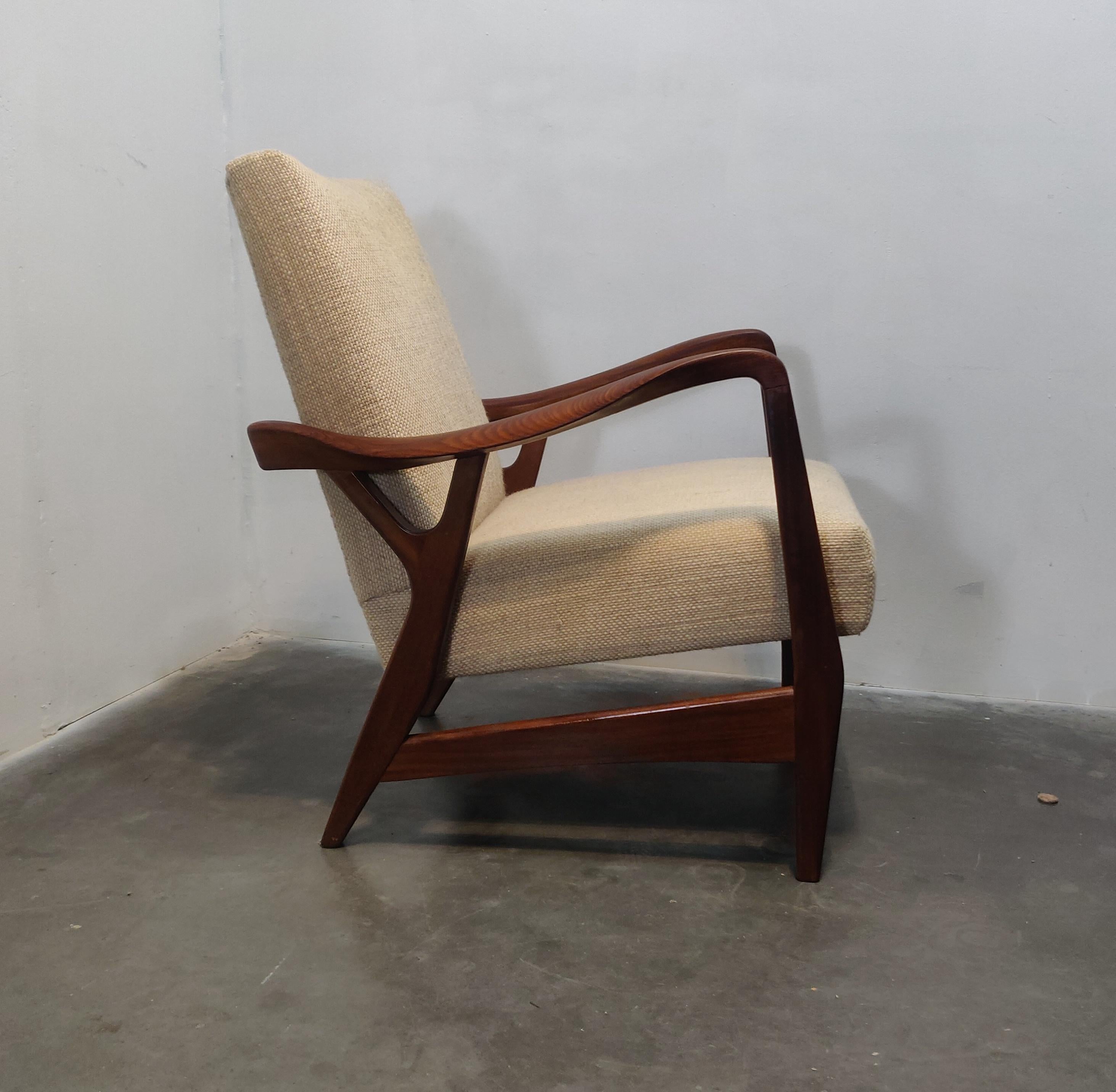 Organic Shaped Massive Teak Lounge Chair by Topform, 1950s In Good Condition For Sale In MIJDRECHT, NL