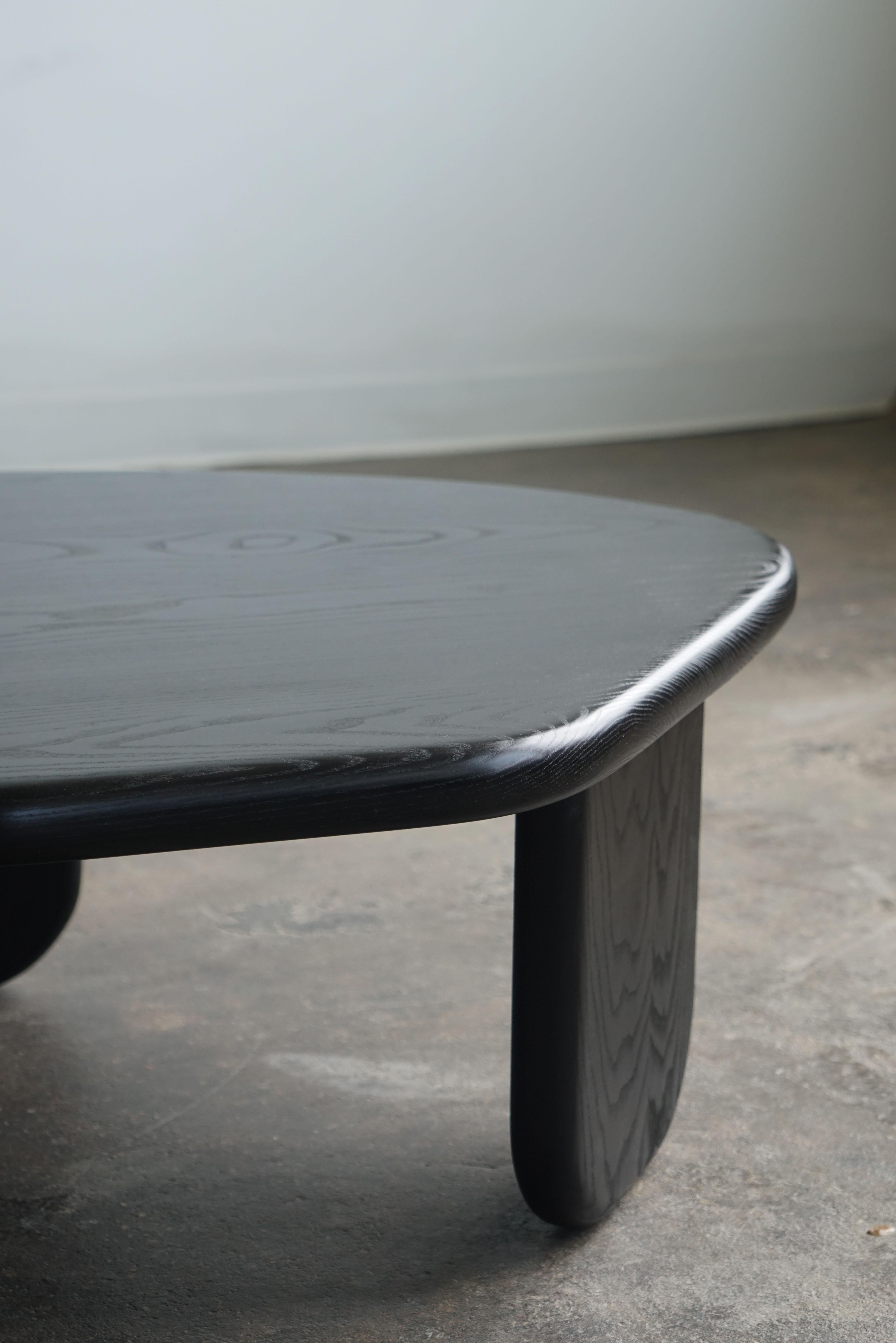 Blanchi Table basse moderne de forme organique par Last Workshop, frêne noir de jais en vente