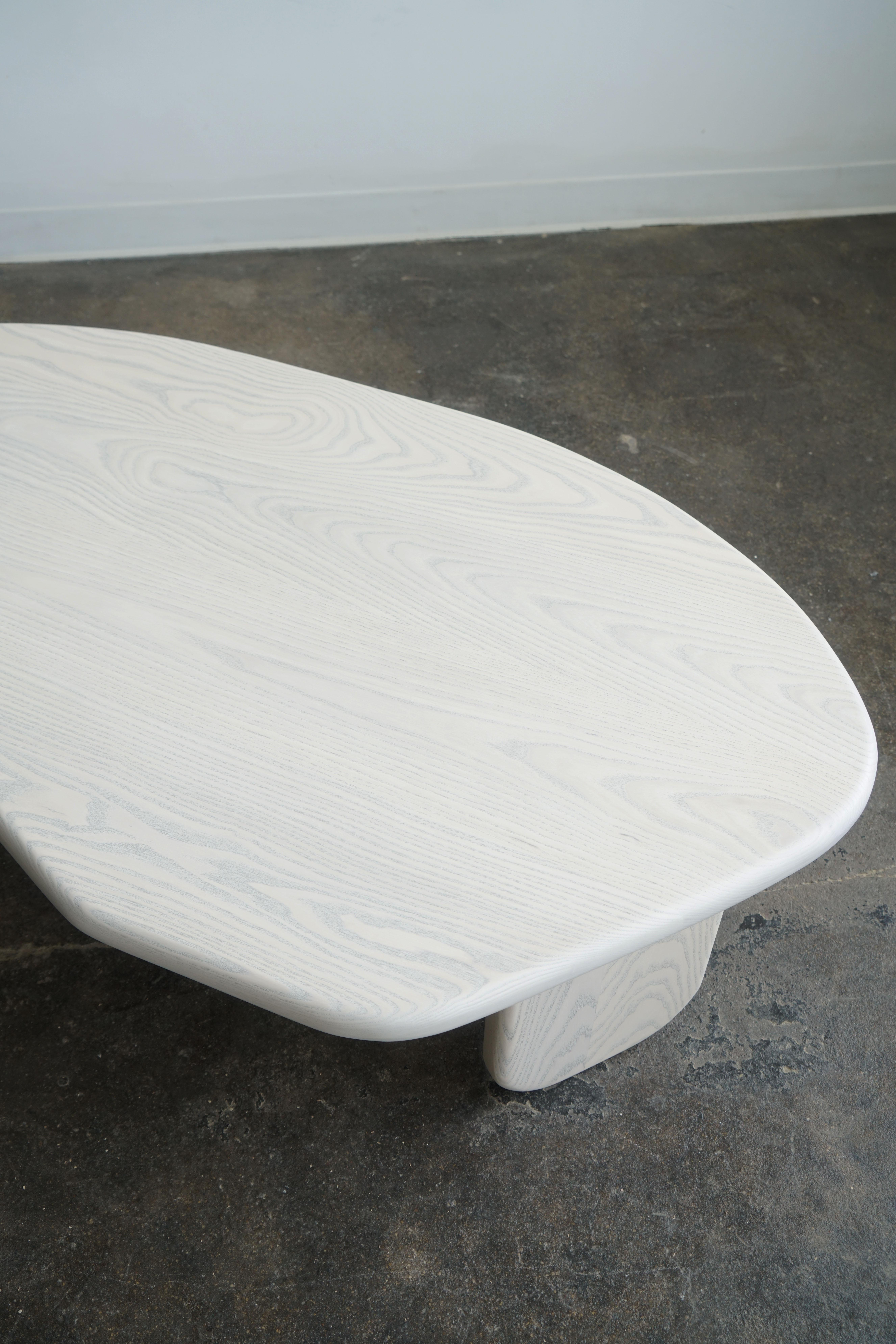 Table basse moderne de forme organique par Last Workshop, frêne gris soie en vente 2