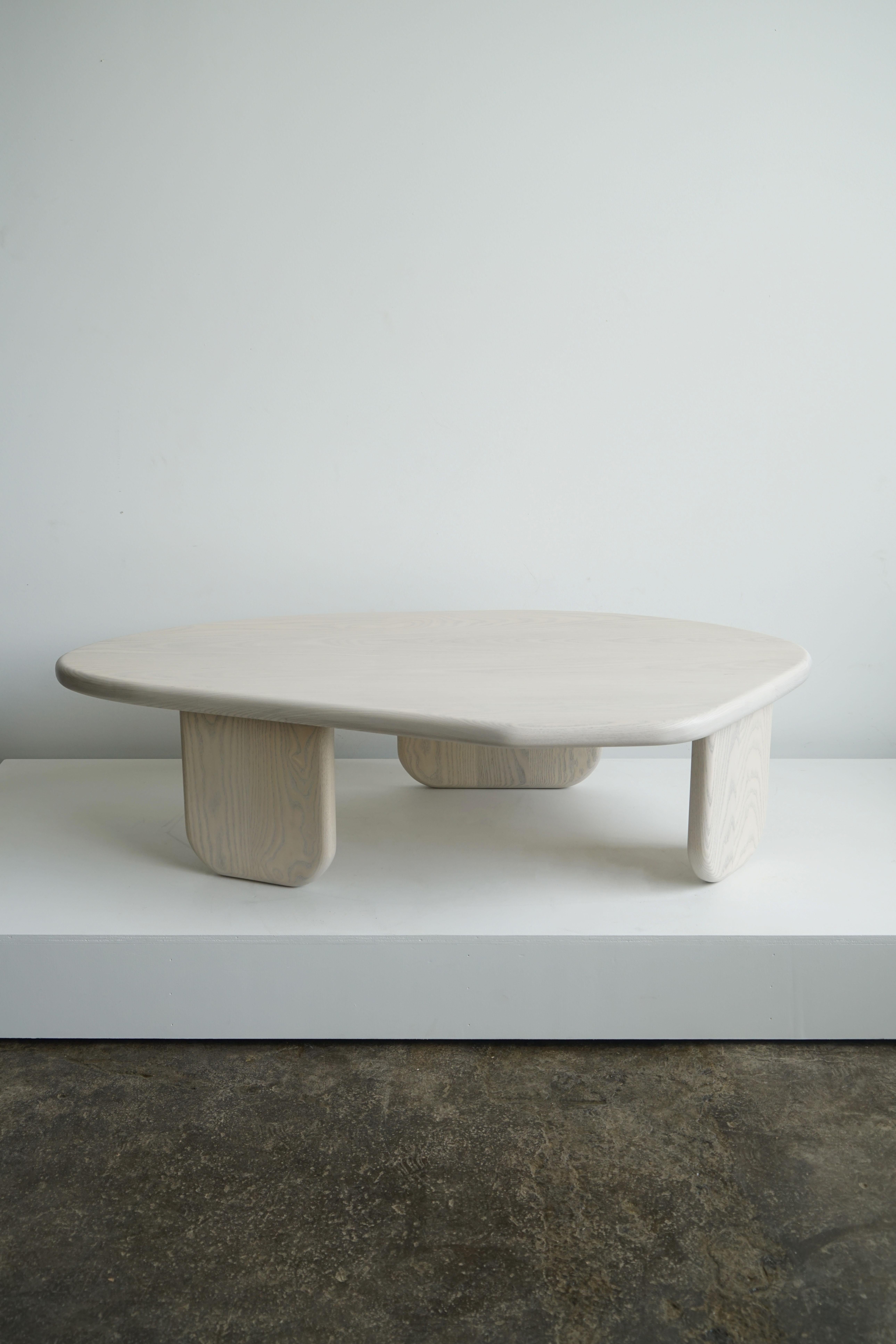Table basse moderne de forme organique par Last Workshop, frêne gris soie en vente 3