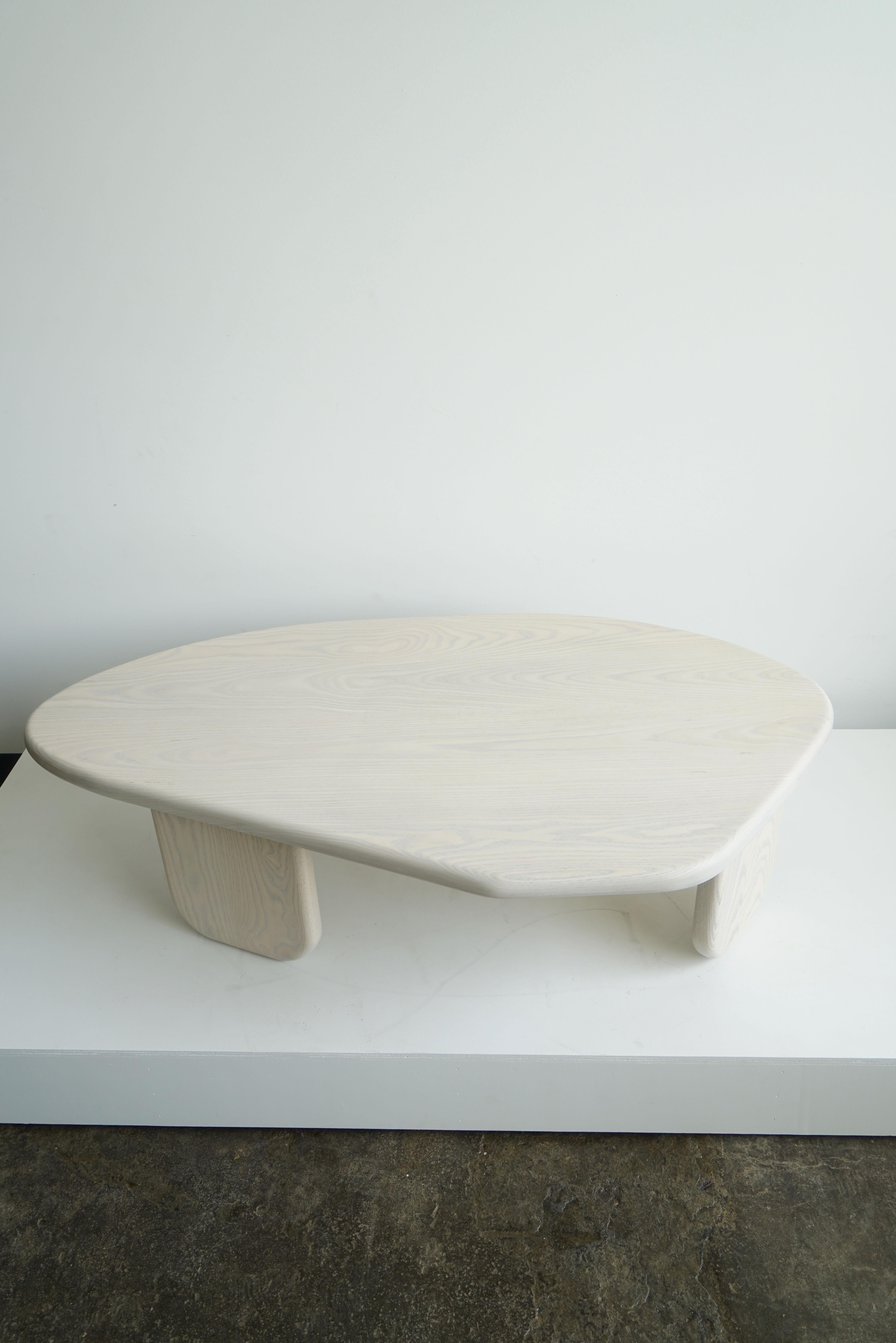 Table basse moderne de forme organique par Last Workshop, frêne gris soie en vente 4