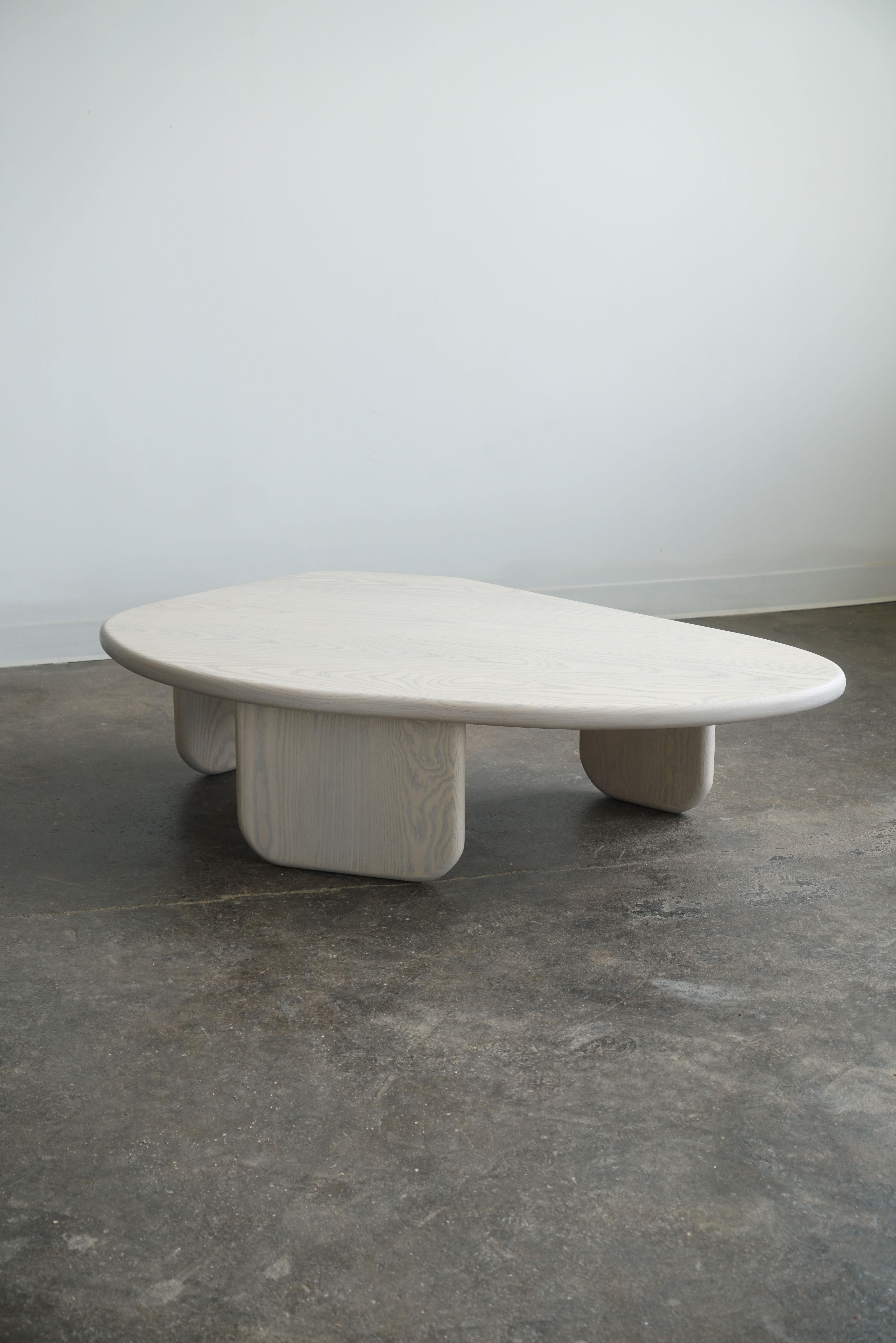 Organique Table basse moderne de forme organique par Last Workshop, frêne gris soie en vente
